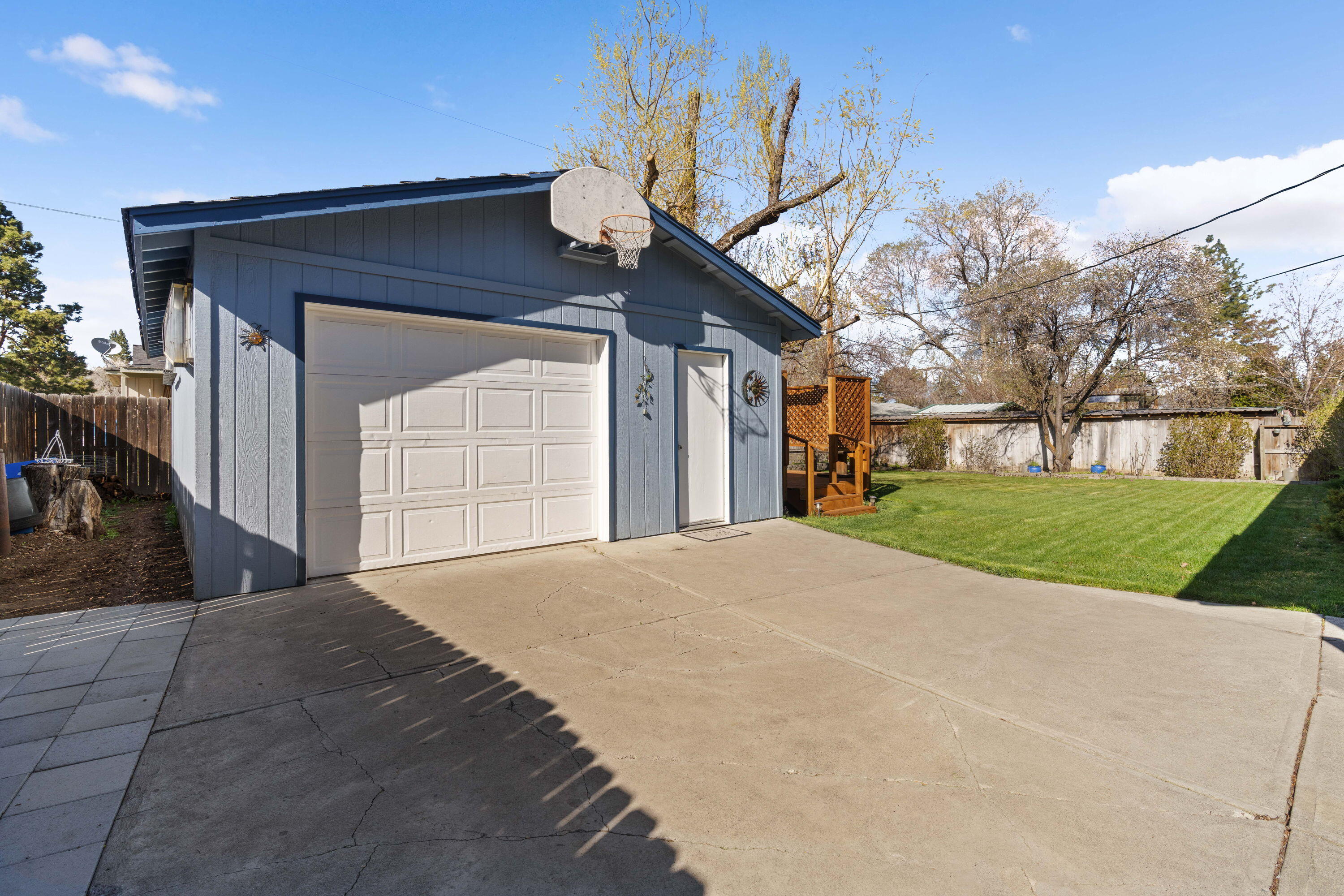 1220 NE Hollinshead Drive