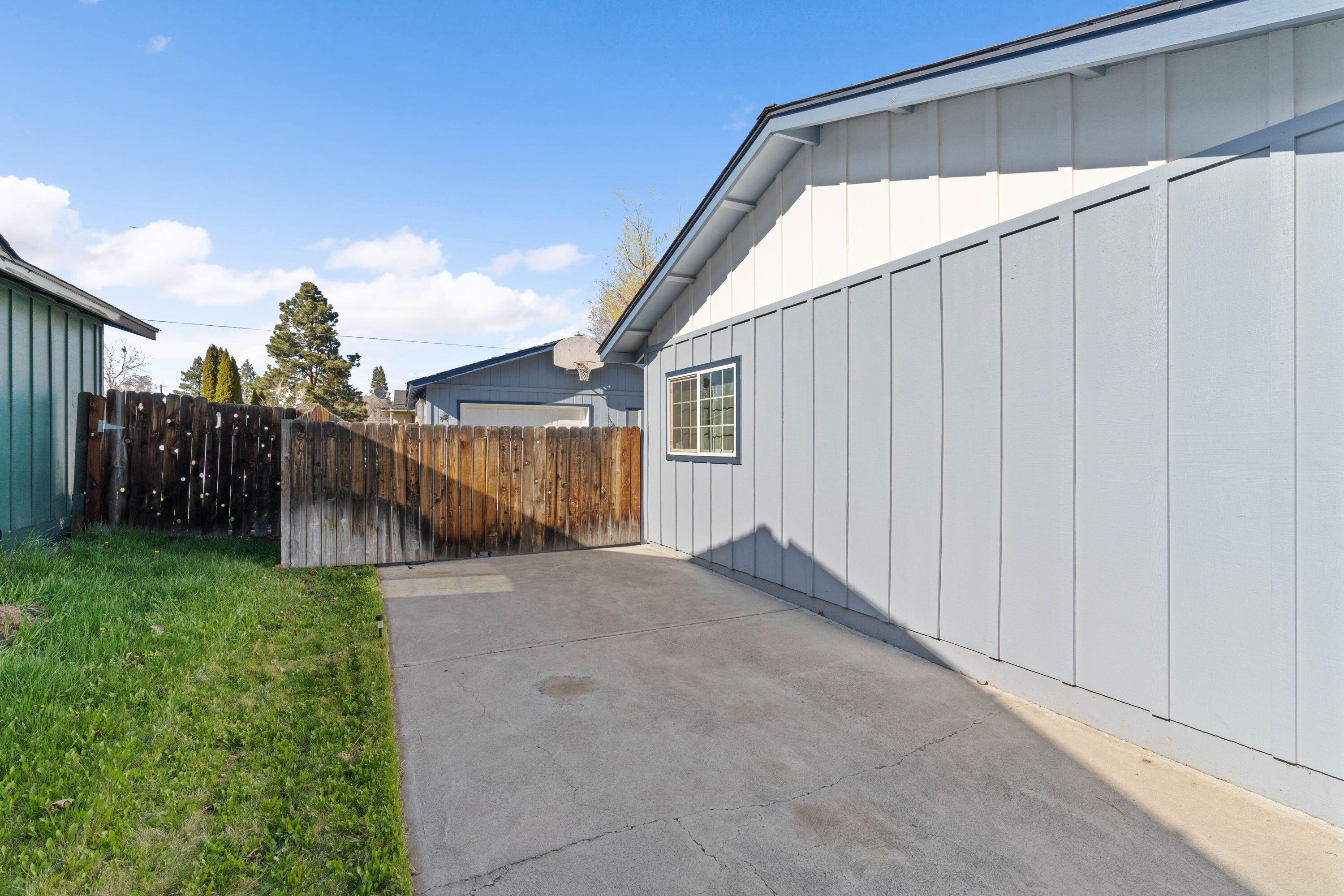 1220 NE Hollinshead Drive