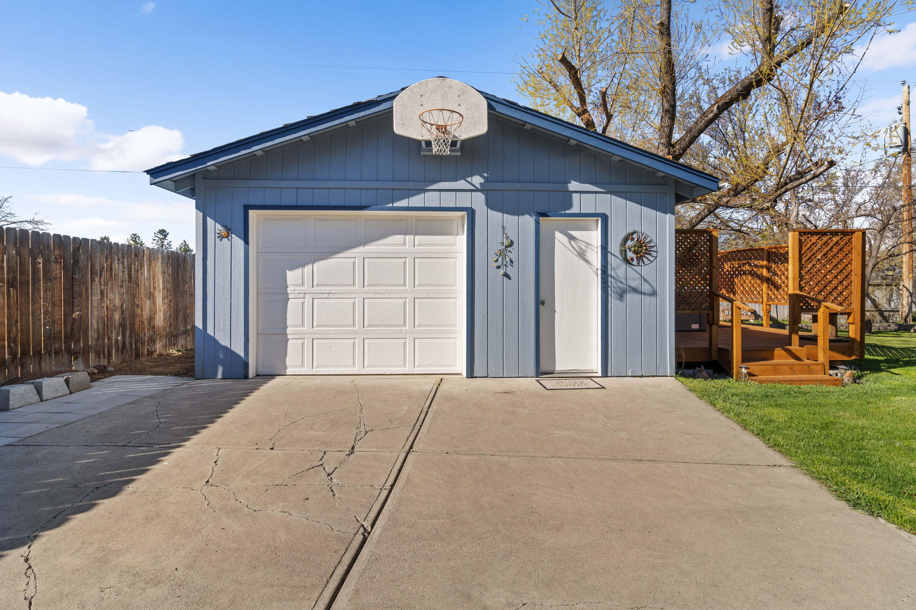 1220 NE Hollinshead Drive