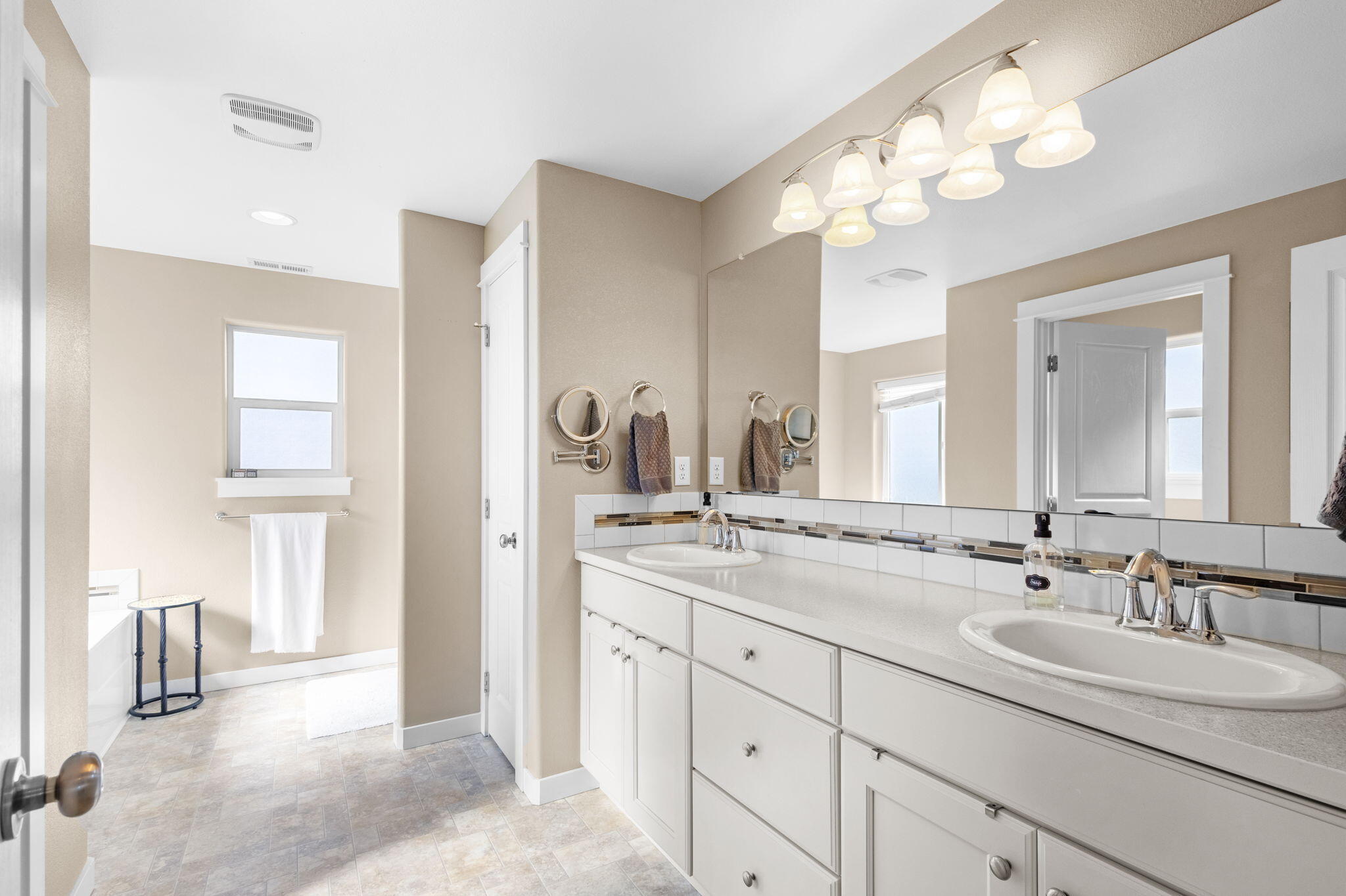 4577 SW Volcano Avenue