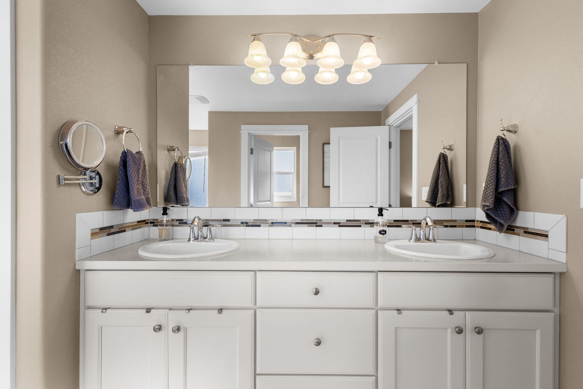 4577 SW Volcano Avenue