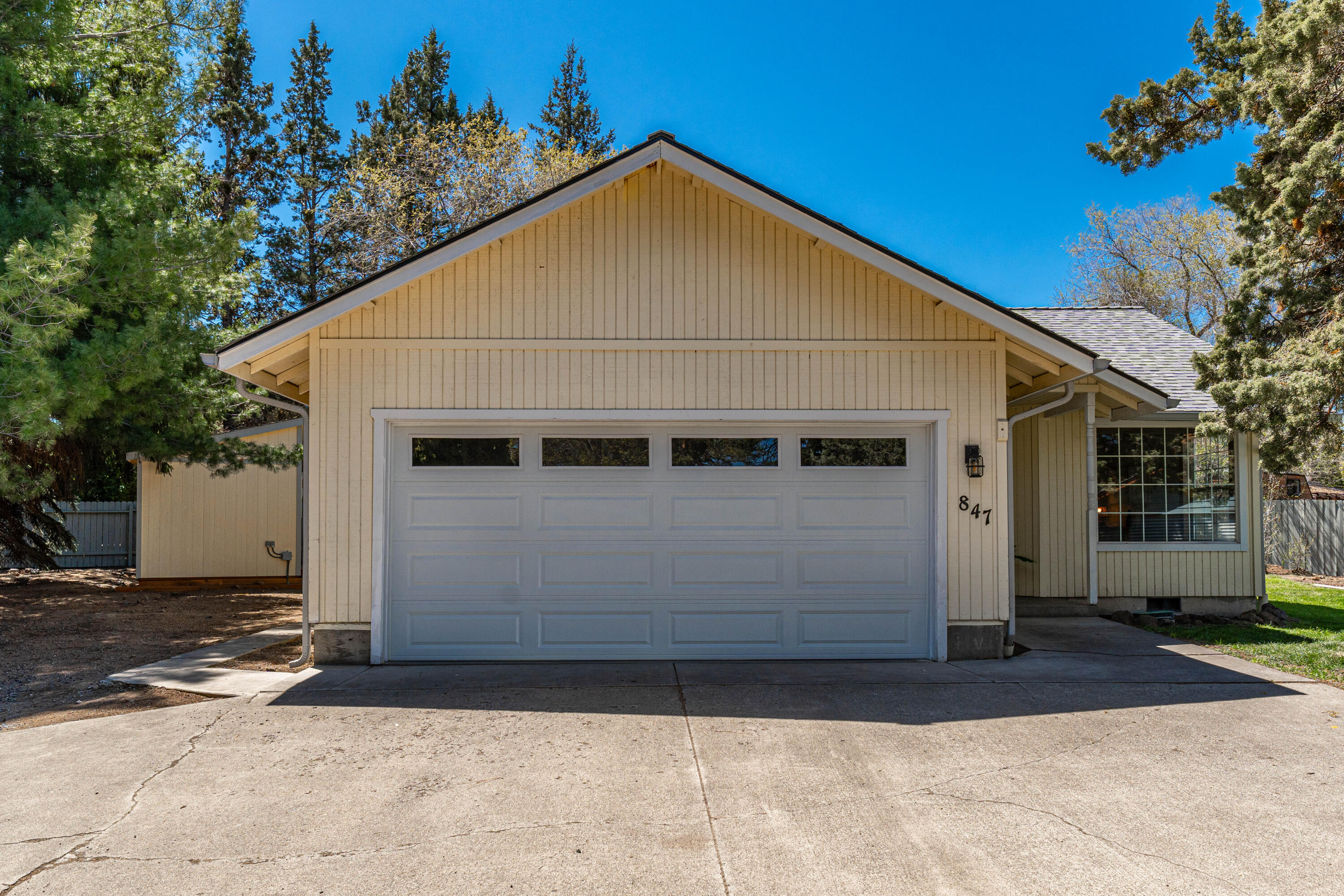 847 NE Jones Road