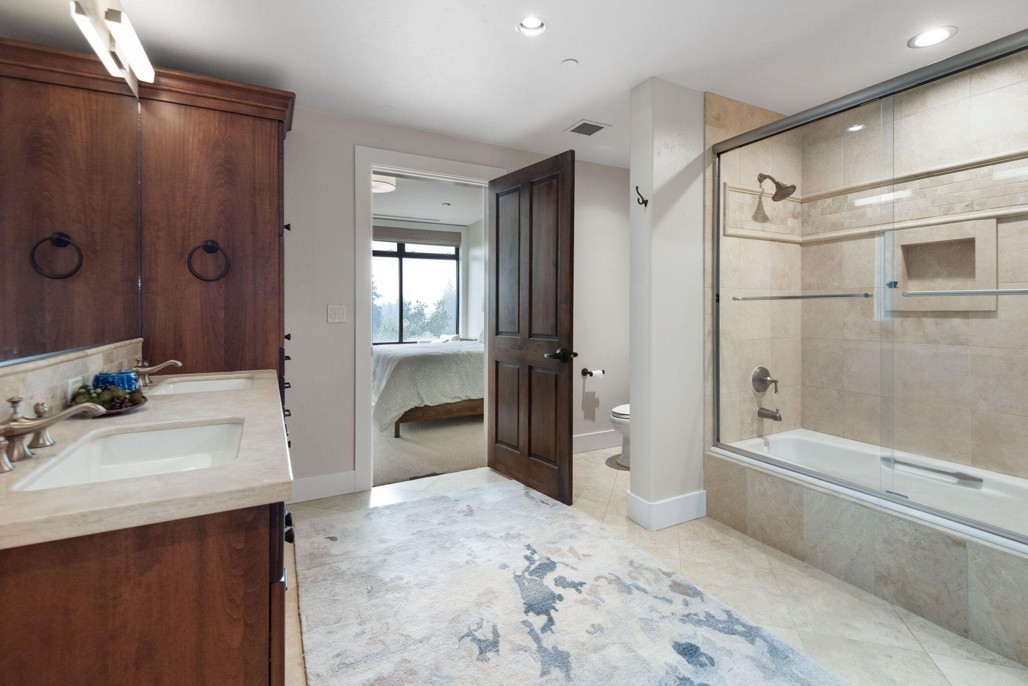 550 NW Franklin Avenue Unit: 6