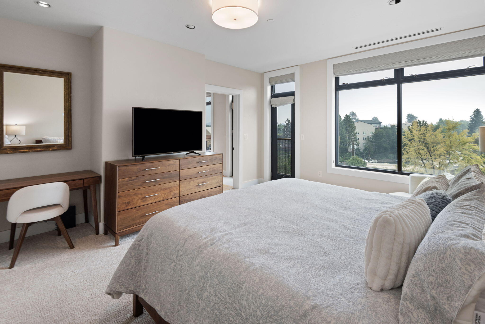 550 NW Franklin Avenue Unit: 6
