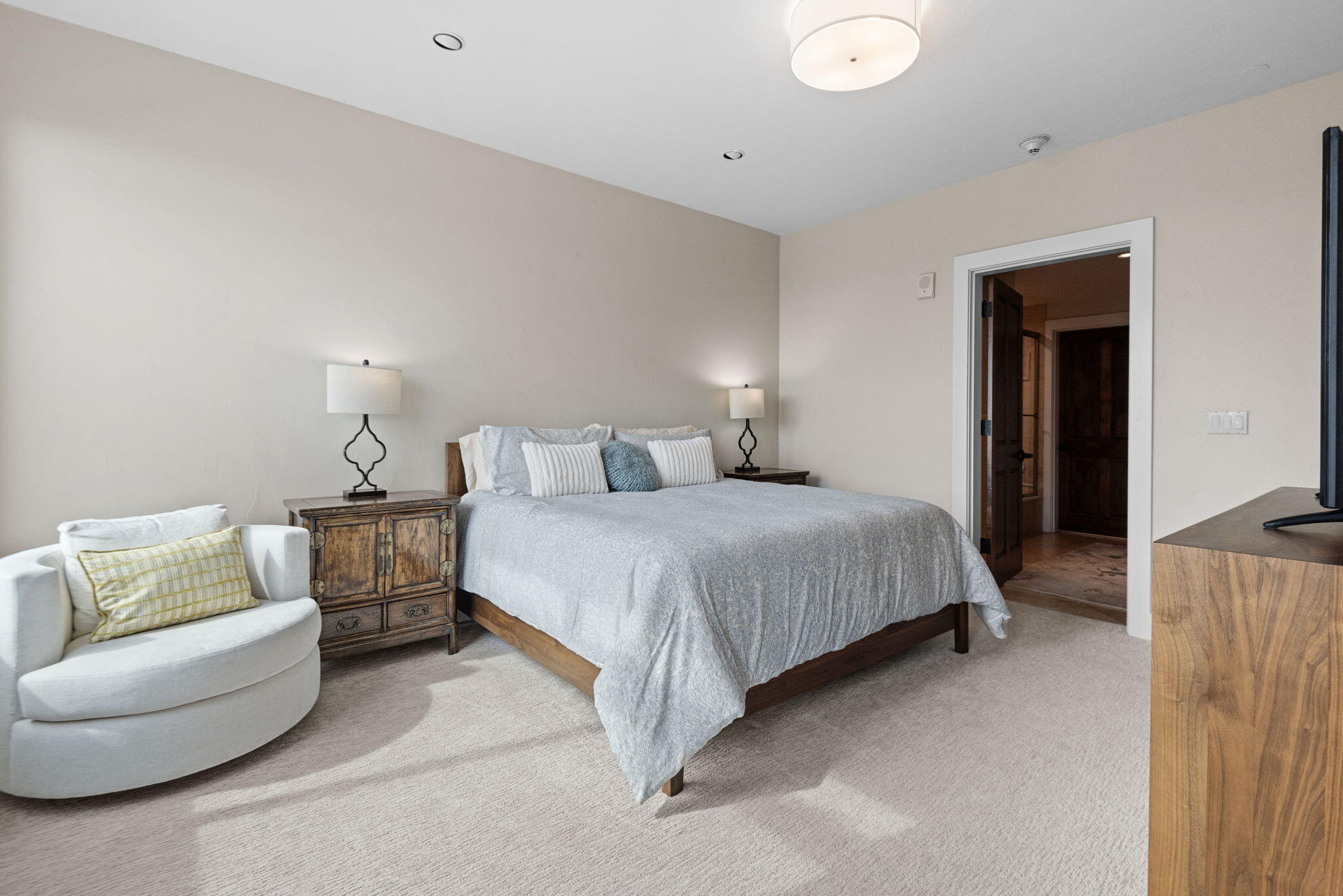 550 NW Franklin Avenue Unit: 6