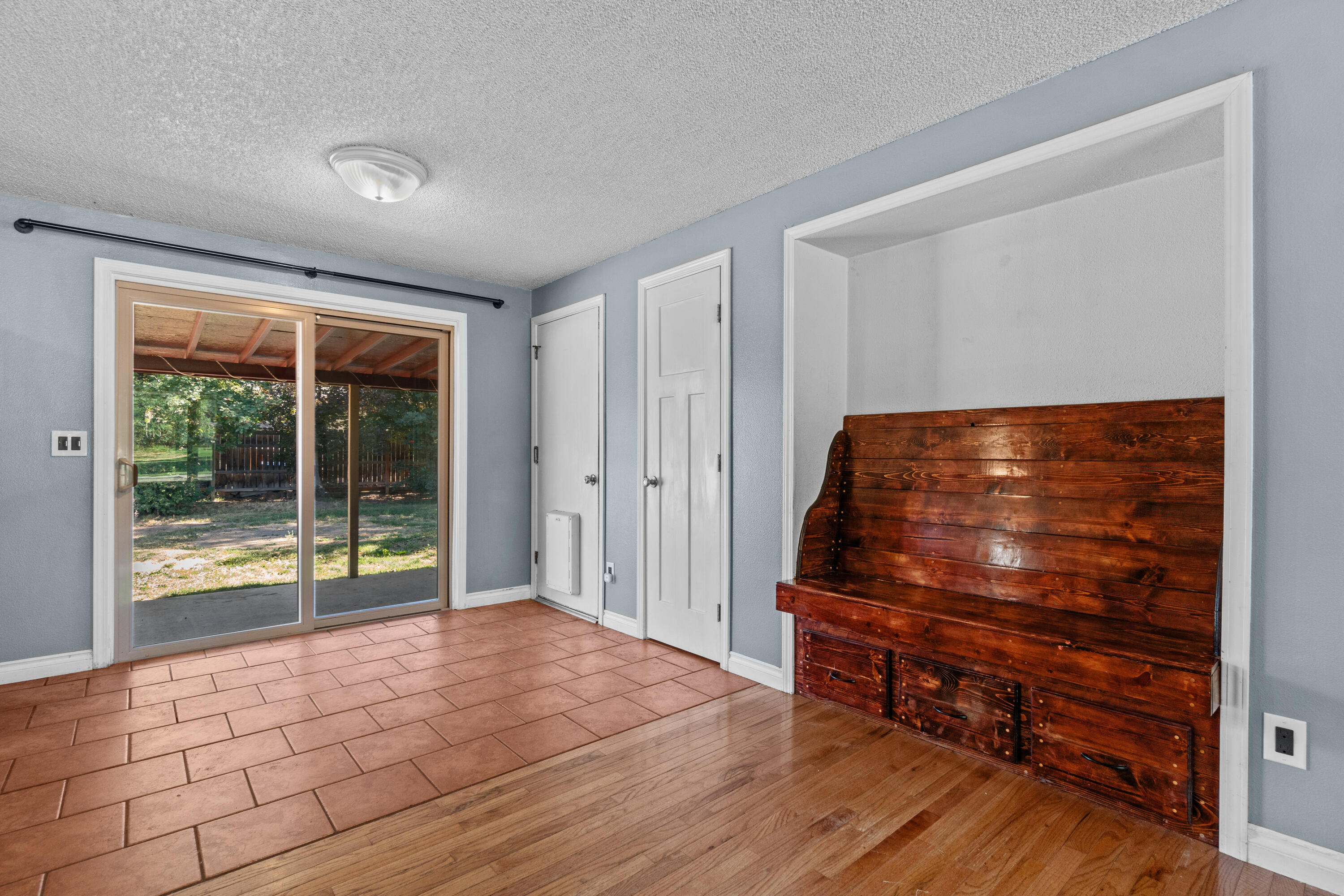 1120 Brookswood Boulevard