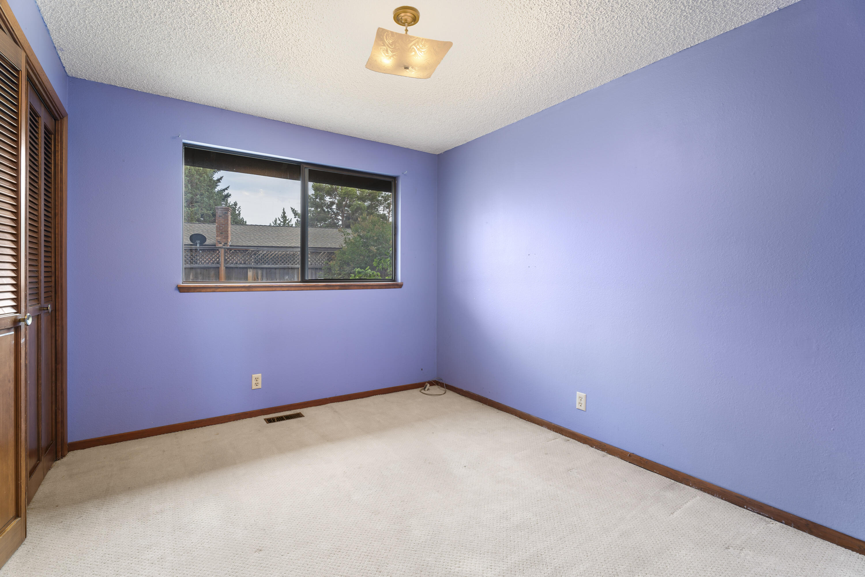 1869 NE Moonglow Court
