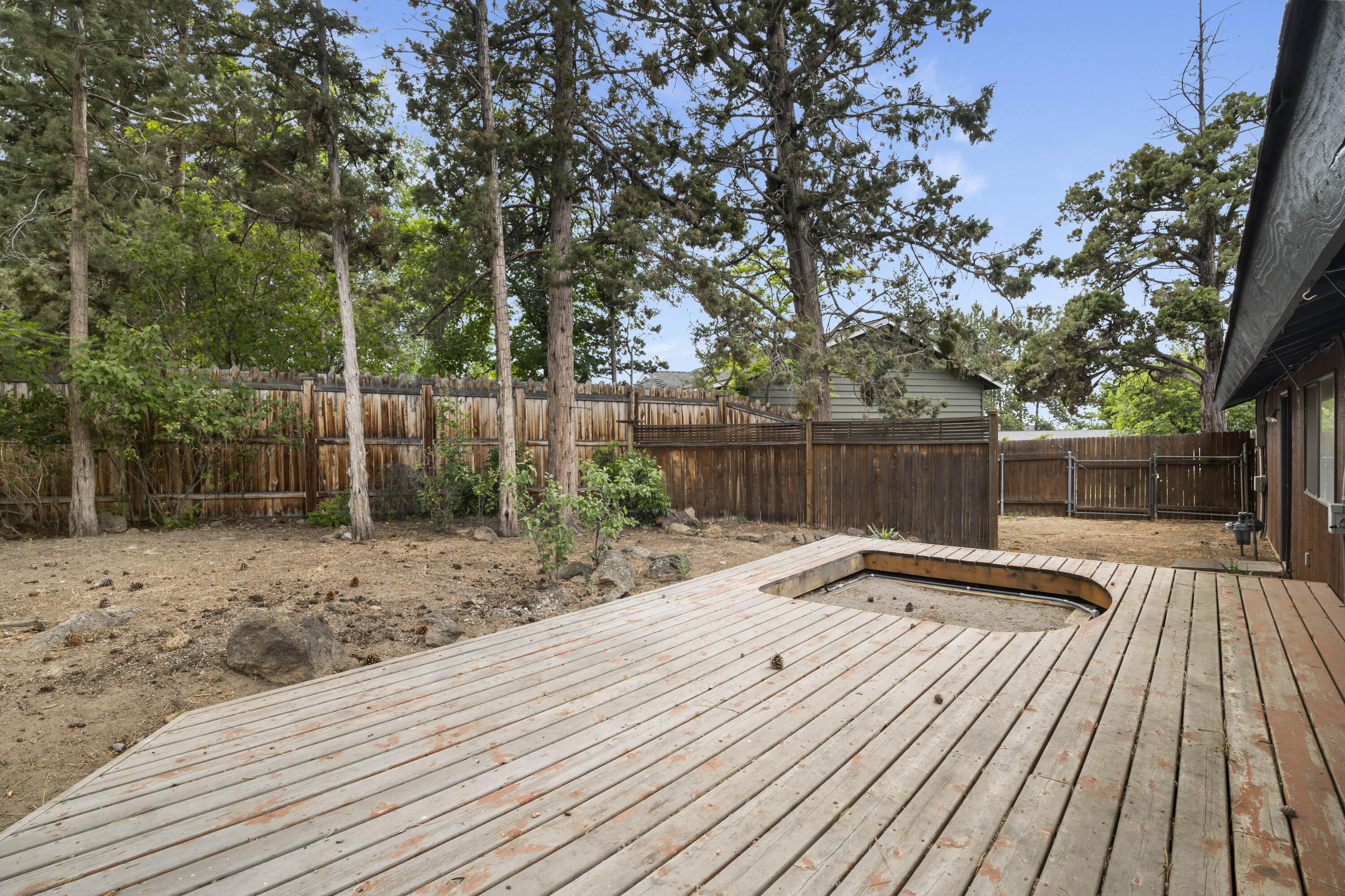 1869 NE Moonglow Court