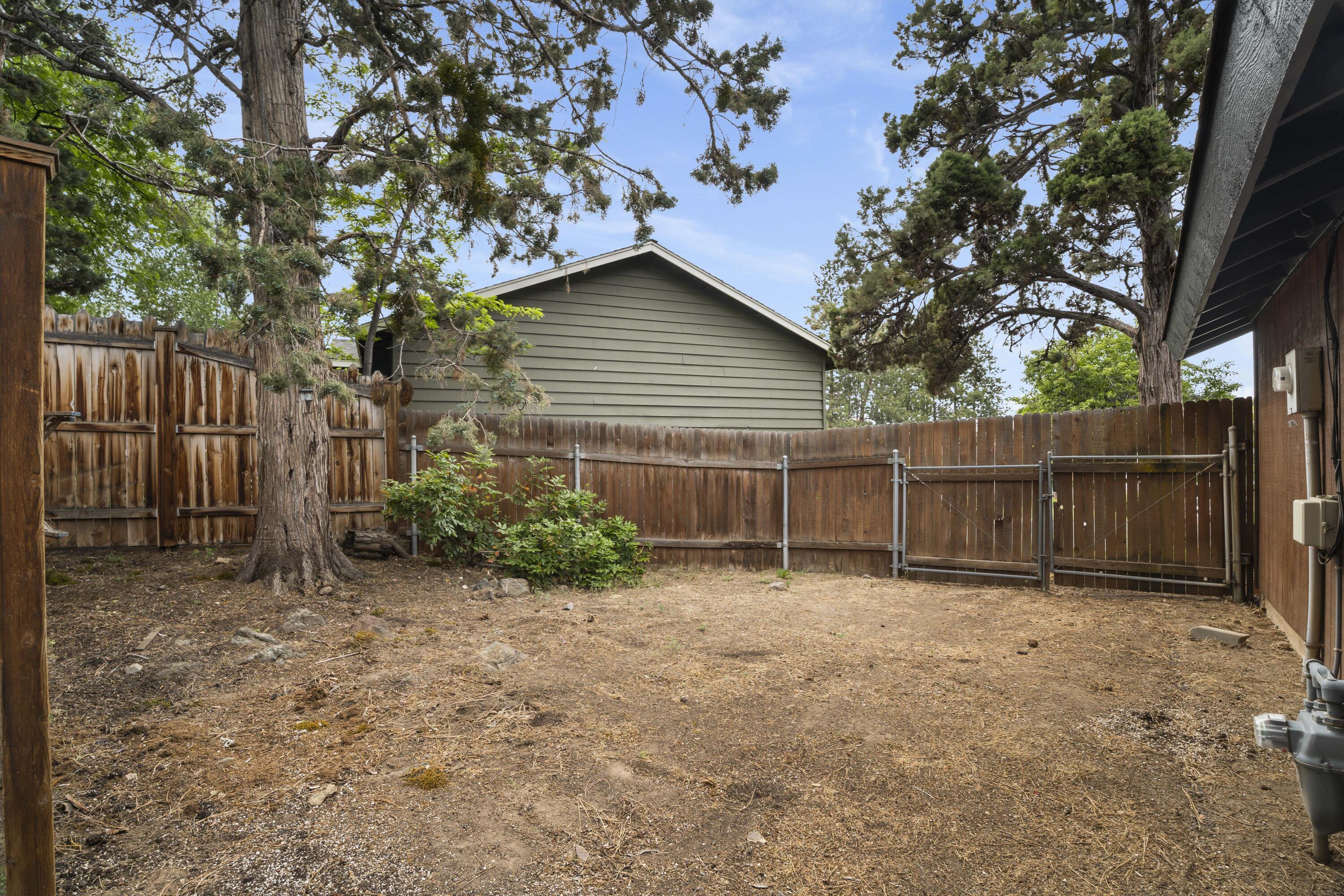 1869 NE Moonglow Court