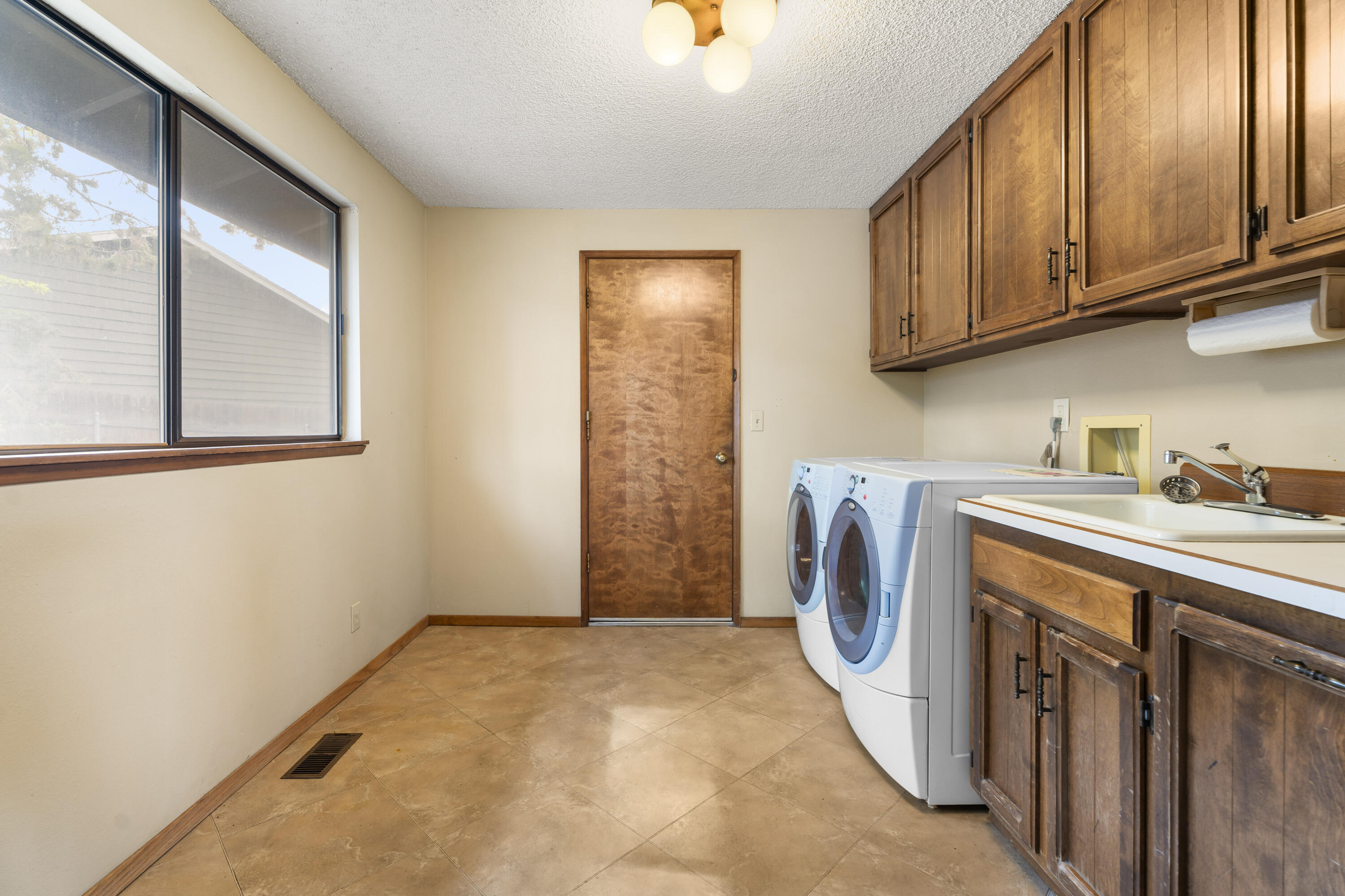 1869 NE Moonglow Court
