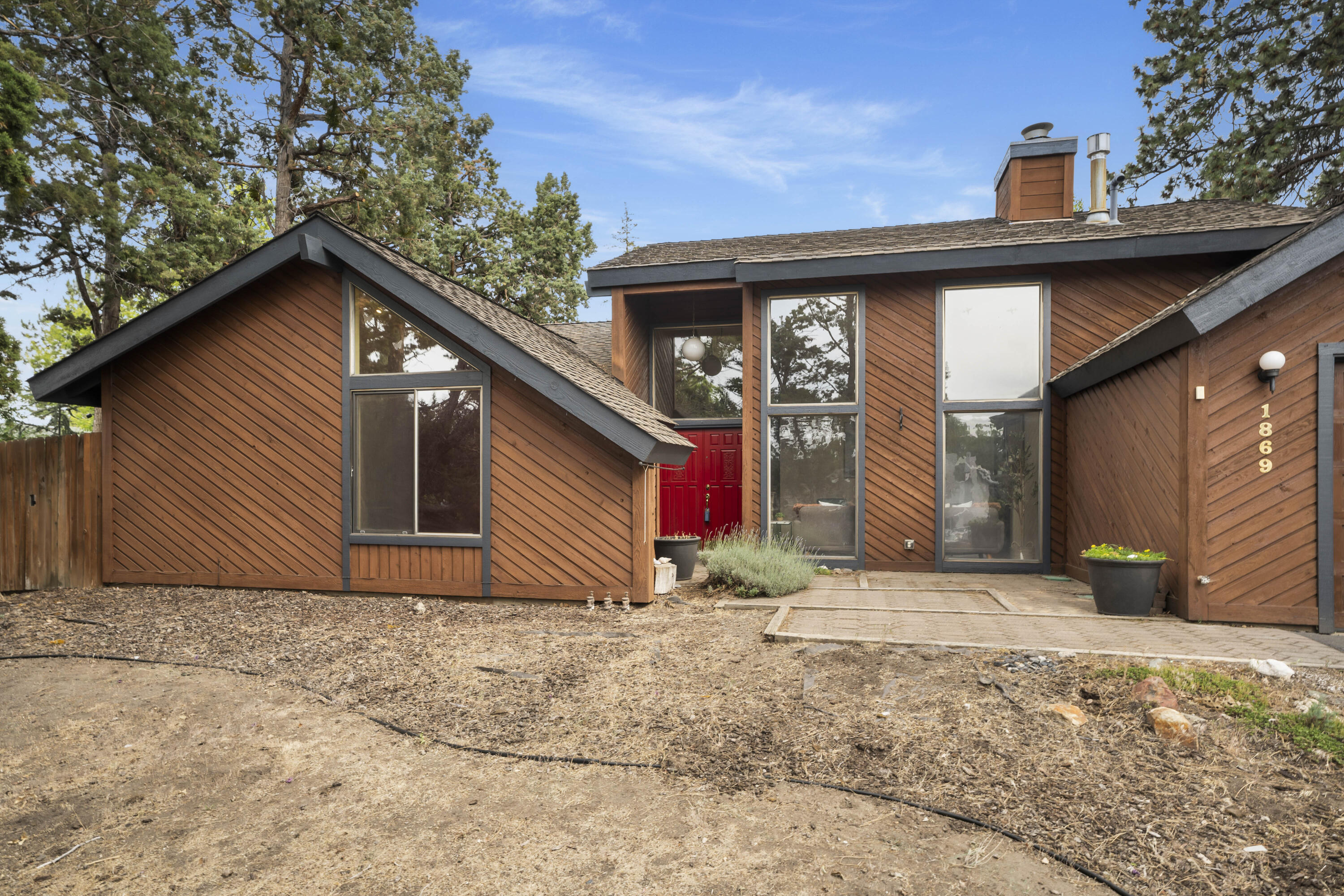 1869 NE Moonglow Court