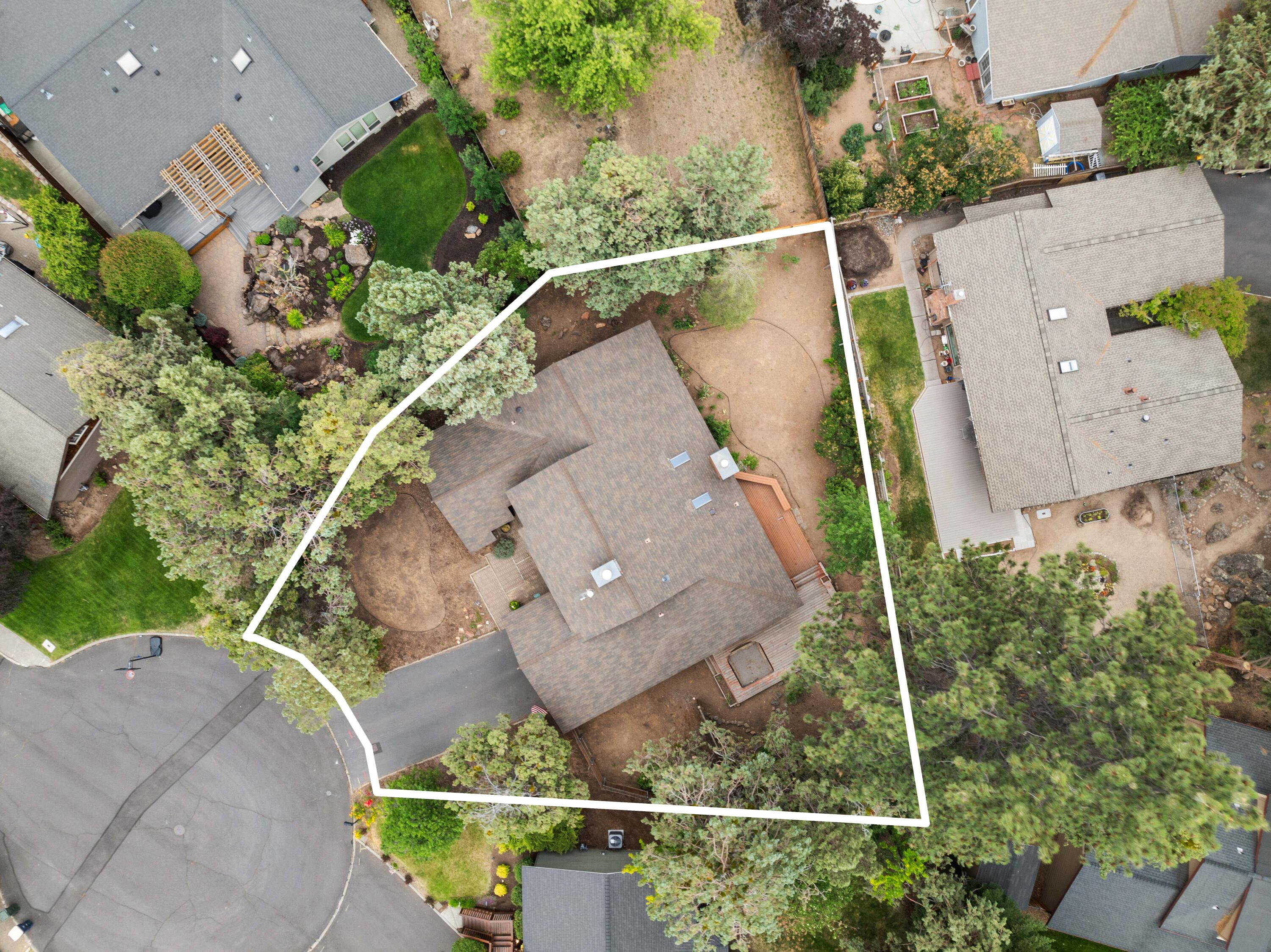 1869 NE Moonglow Court