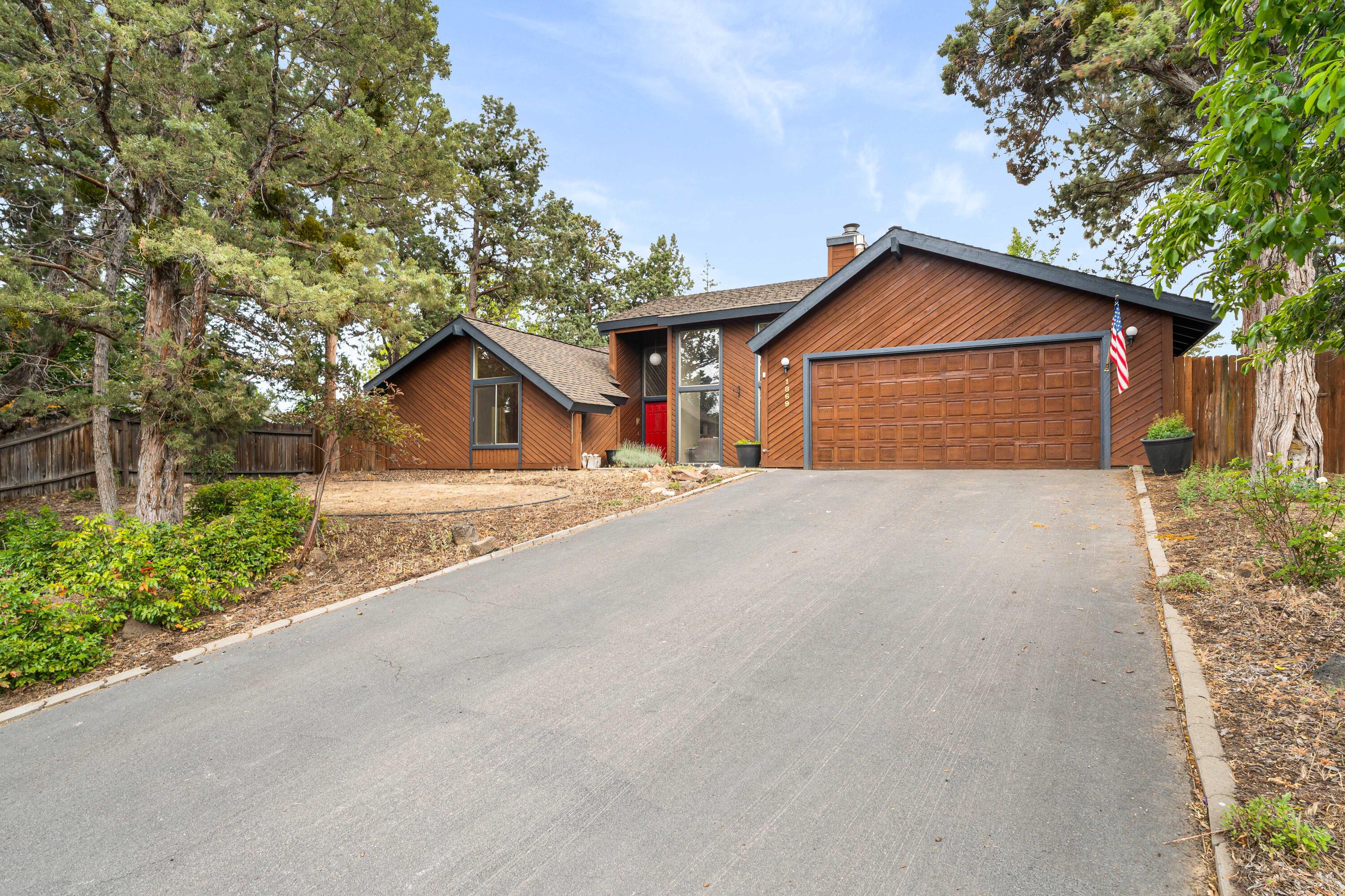 1869 NE Moonglow Court