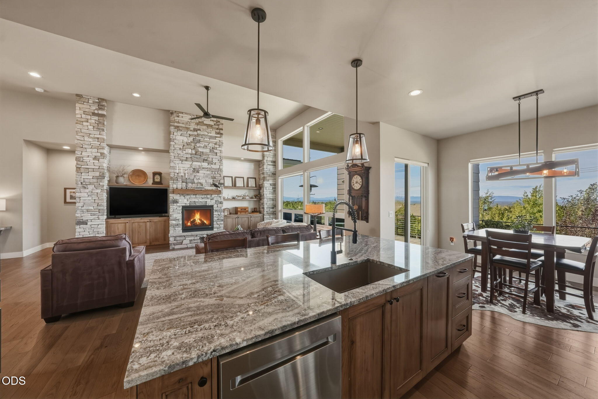 883 Highland View Loop
