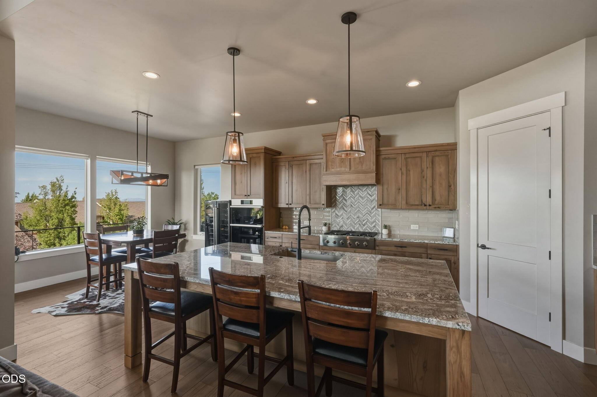 883 Highland View Loop