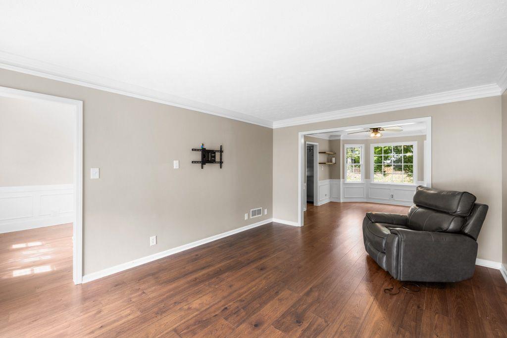 736 Oxford Court