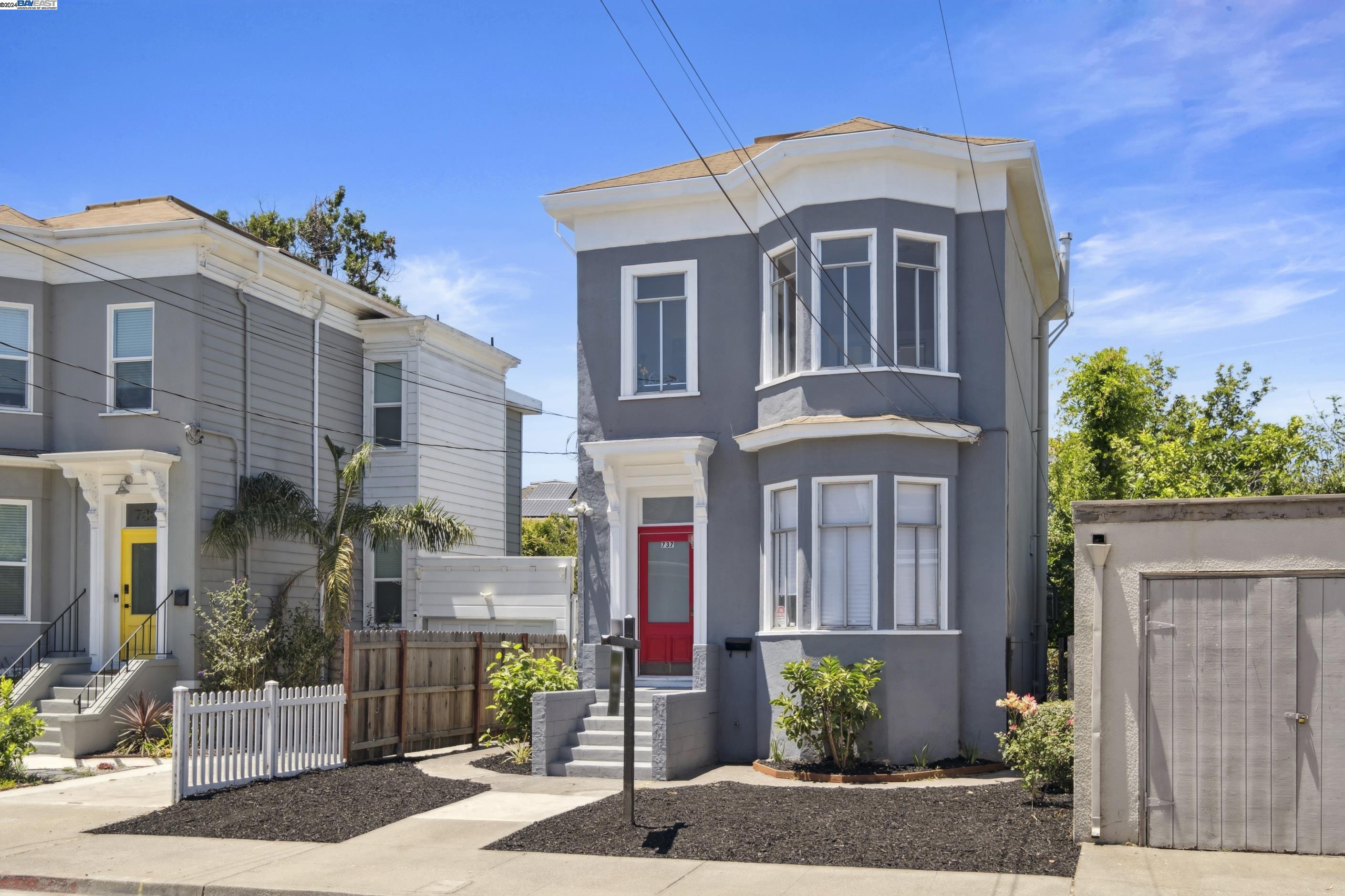 737 Henry St