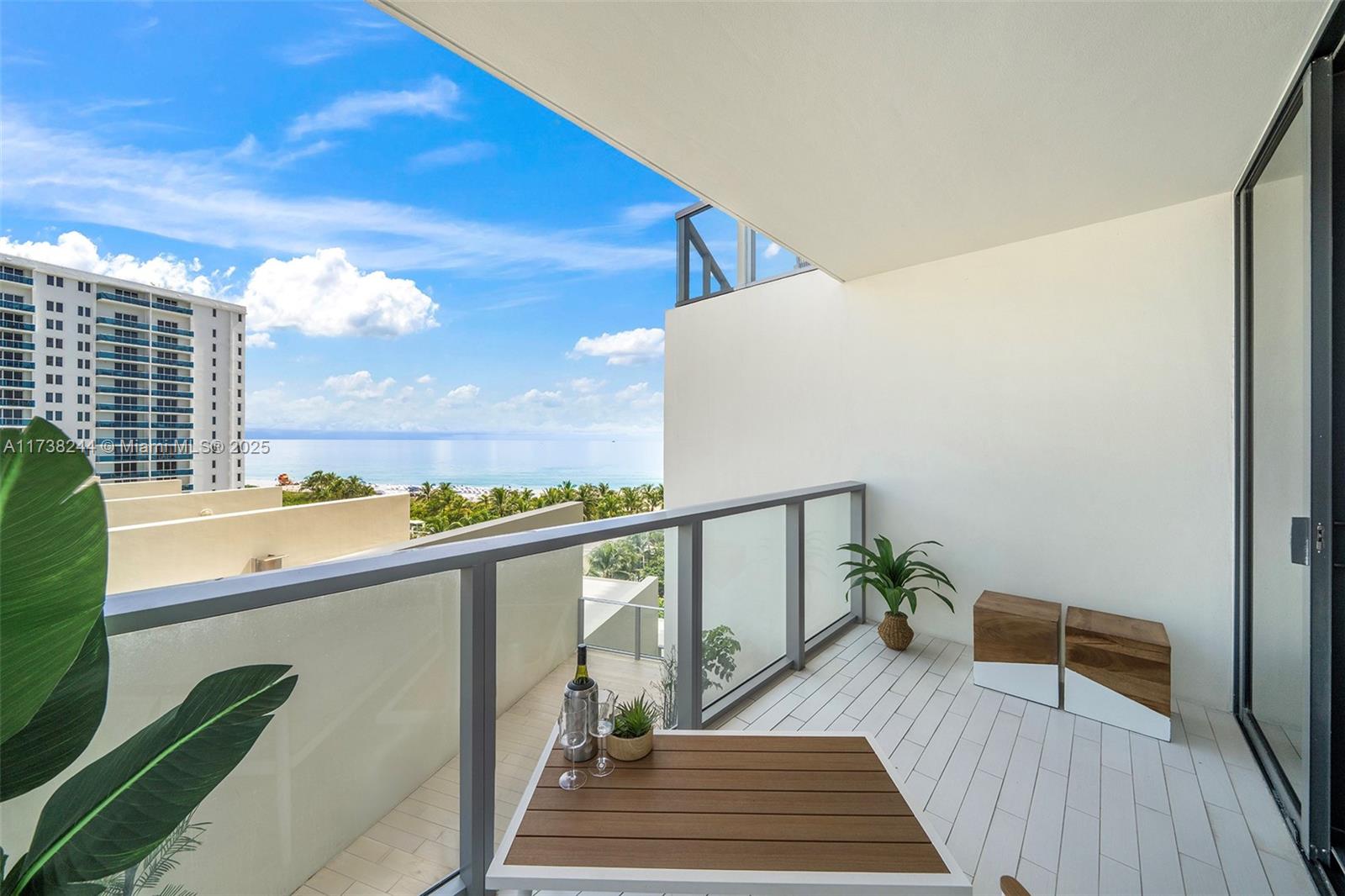 2201 Collins Ave # 811