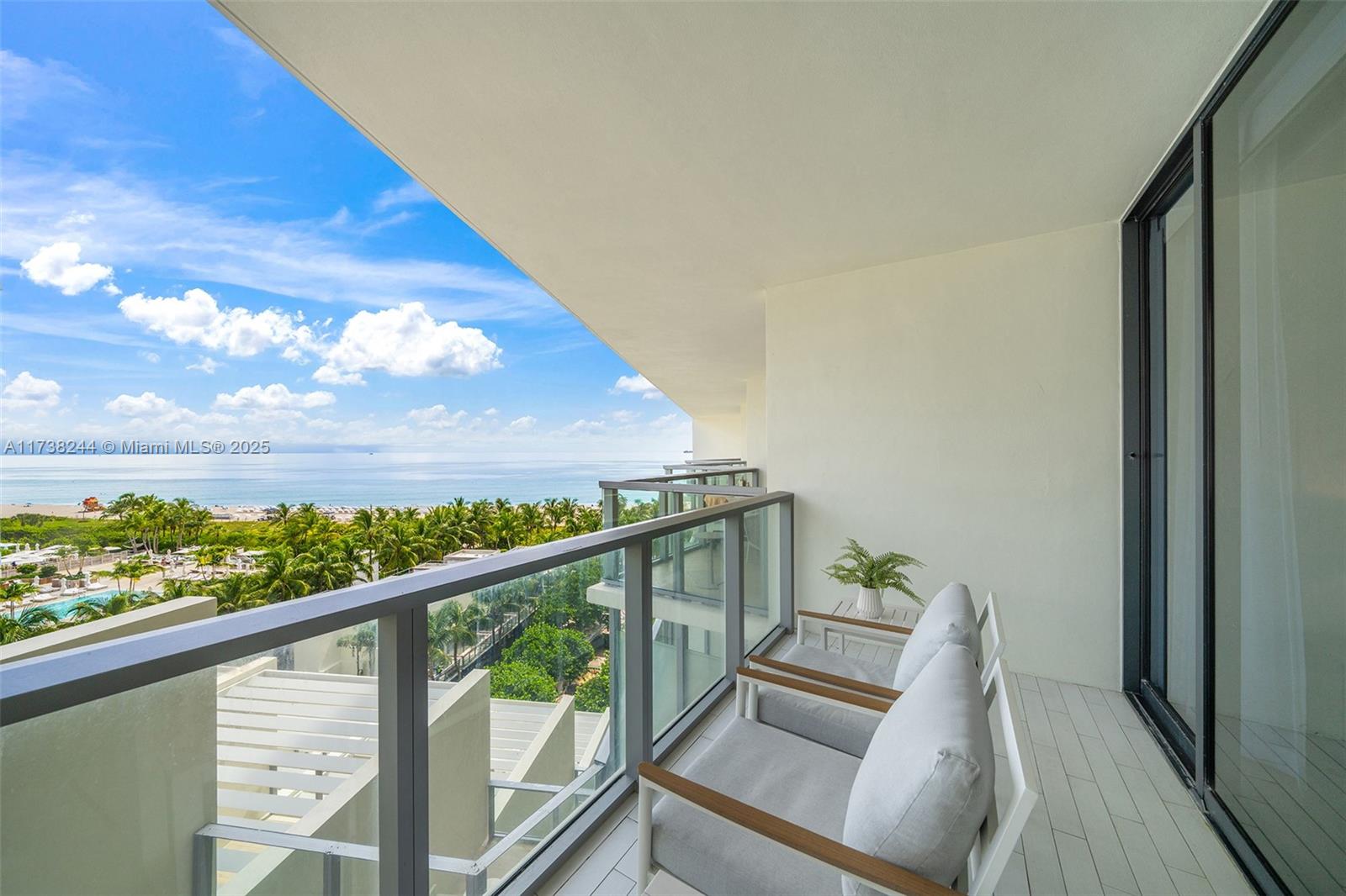 2201 Collins Ave # 811