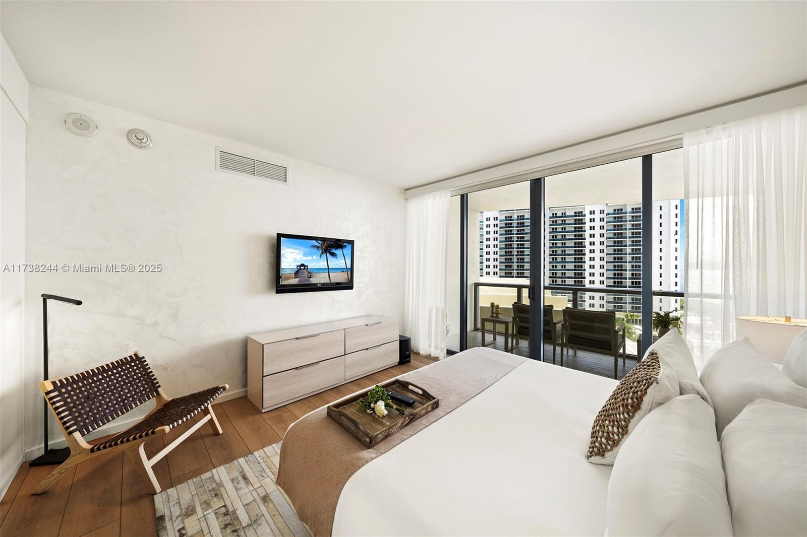 2201 Collins Ave # 811