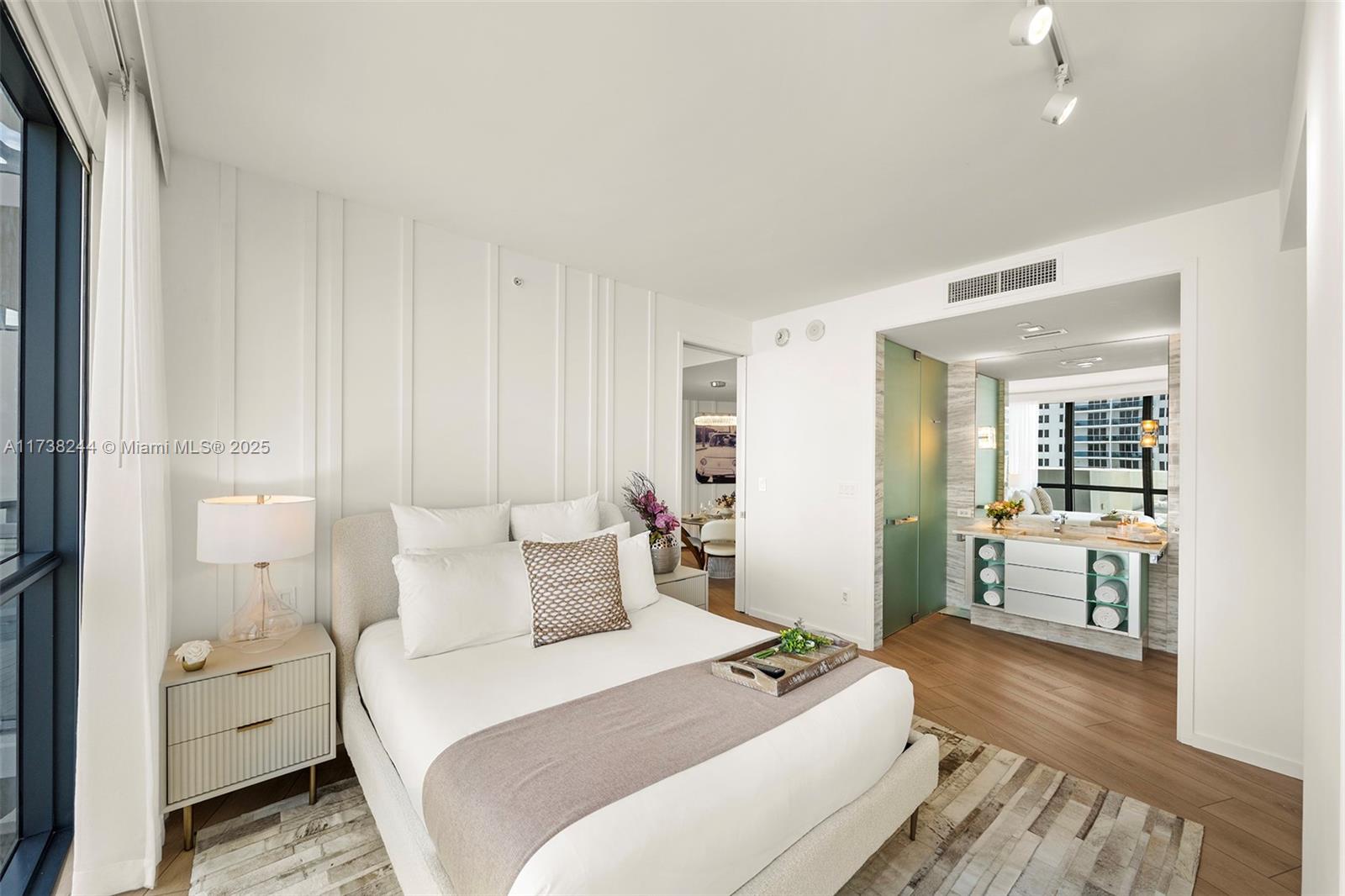 2201 Collins Ave # 811