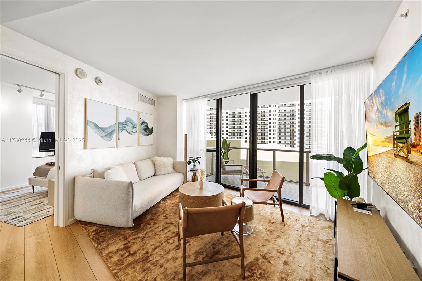 2201 Collins Ave # 811