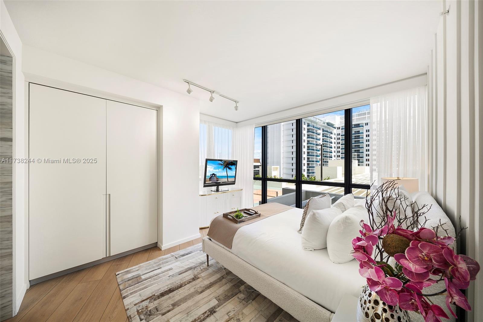 2201 Collins Ave # 811