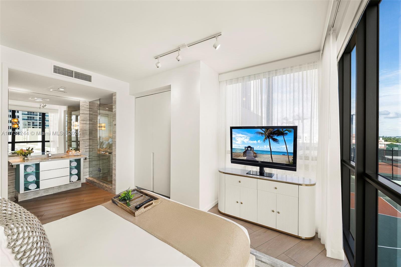 2201 Collins Ave # 811