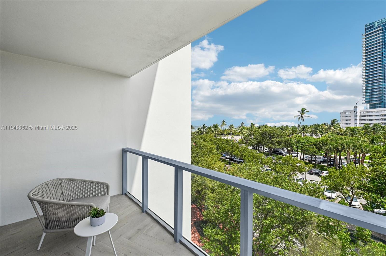 2201 Collins Ave # 401