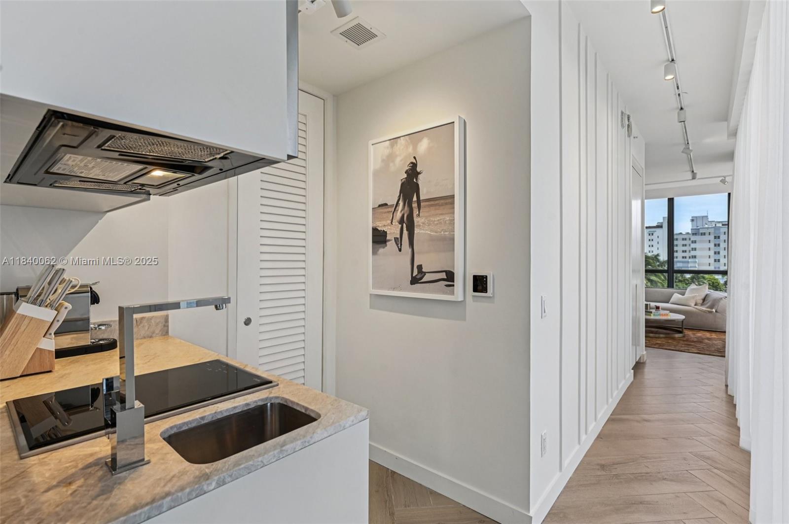 2201 Collins Ave # 401