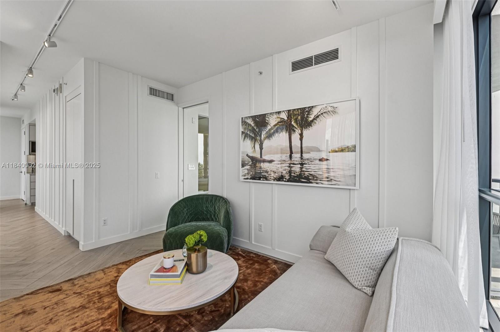 2201 Collins Ave # 401