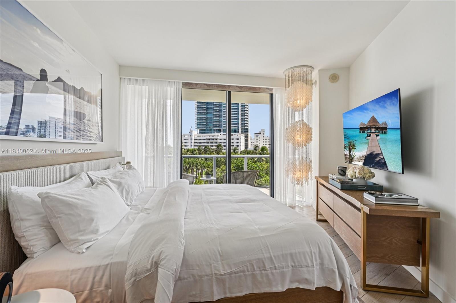 2201 Collins Ave # 401