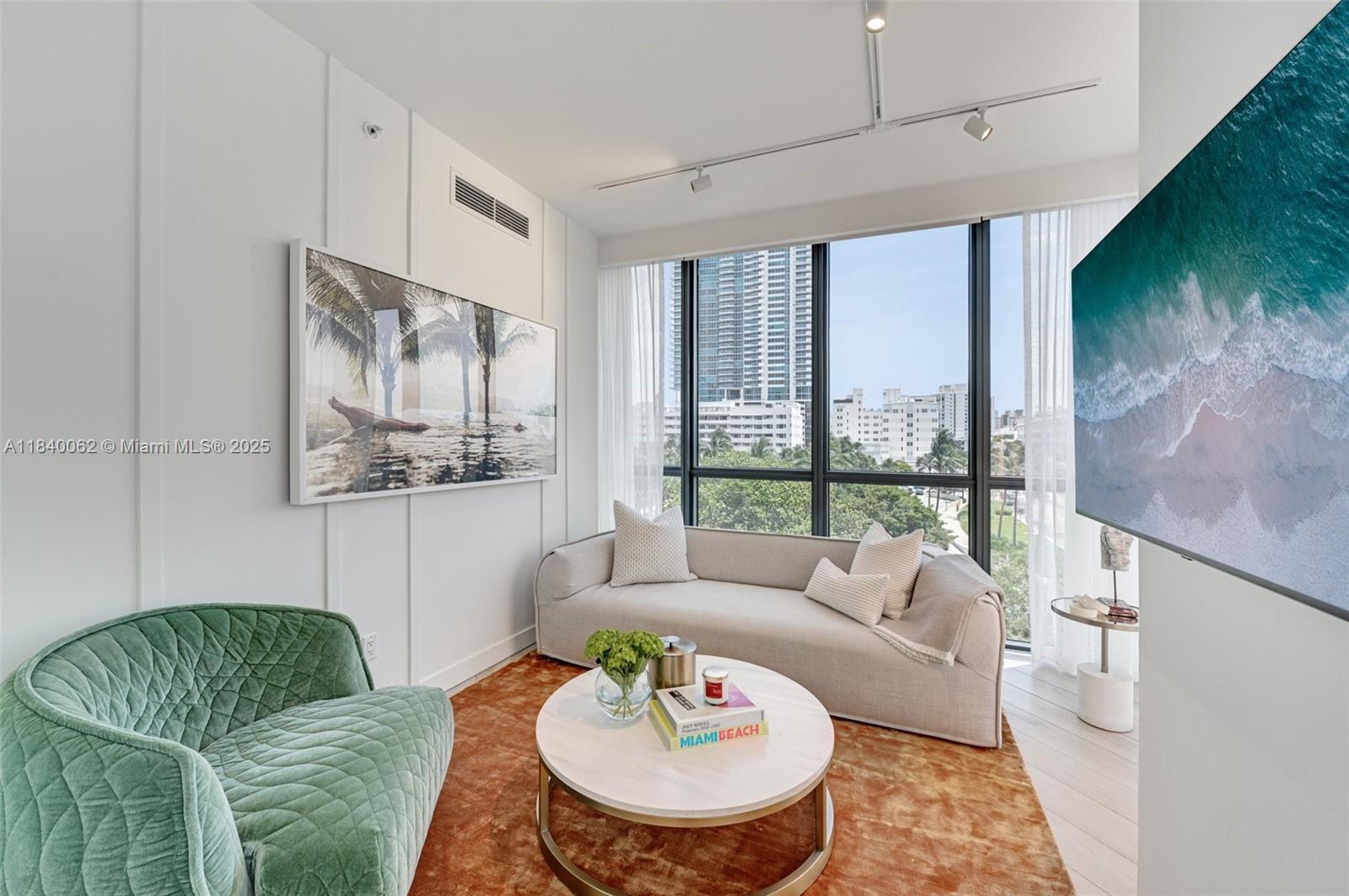 2201 Collins Ave # 401