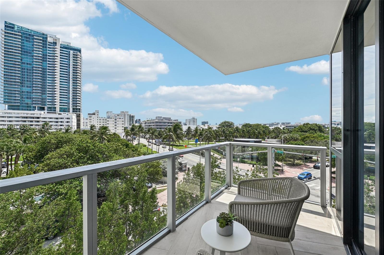 2201 Collins Ave # 401
