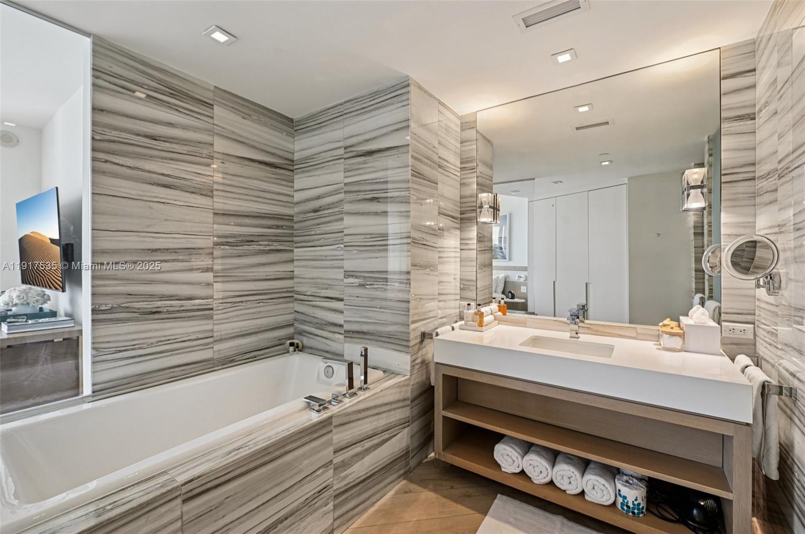 2201 Collins Ave # 401