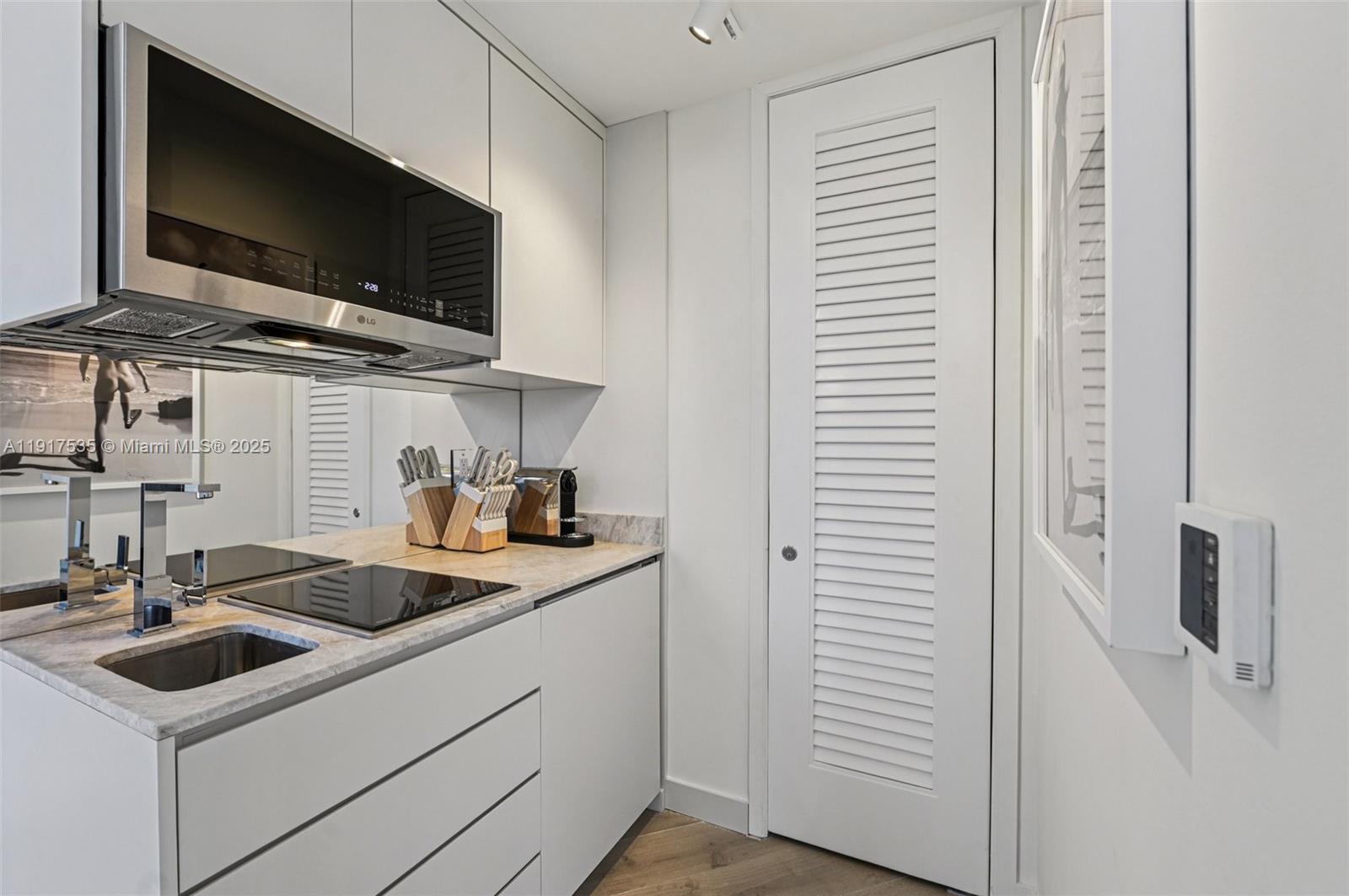 2201 Collins Ave # 401