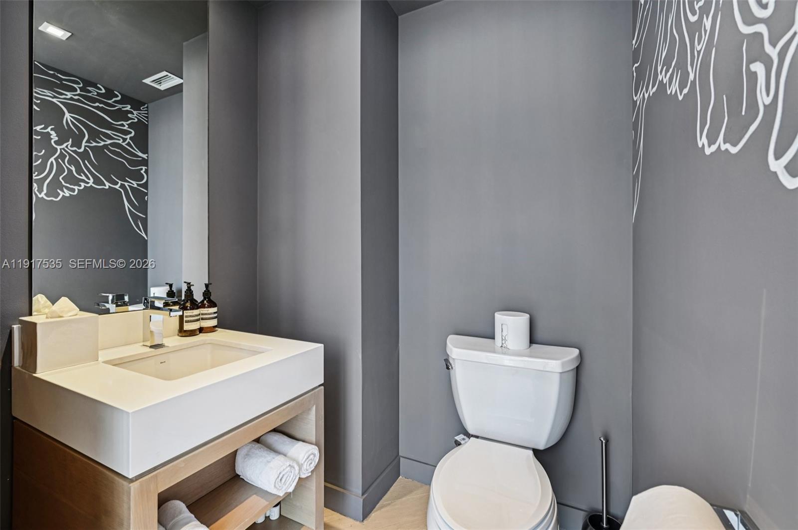 2201 Collins Ave # 401