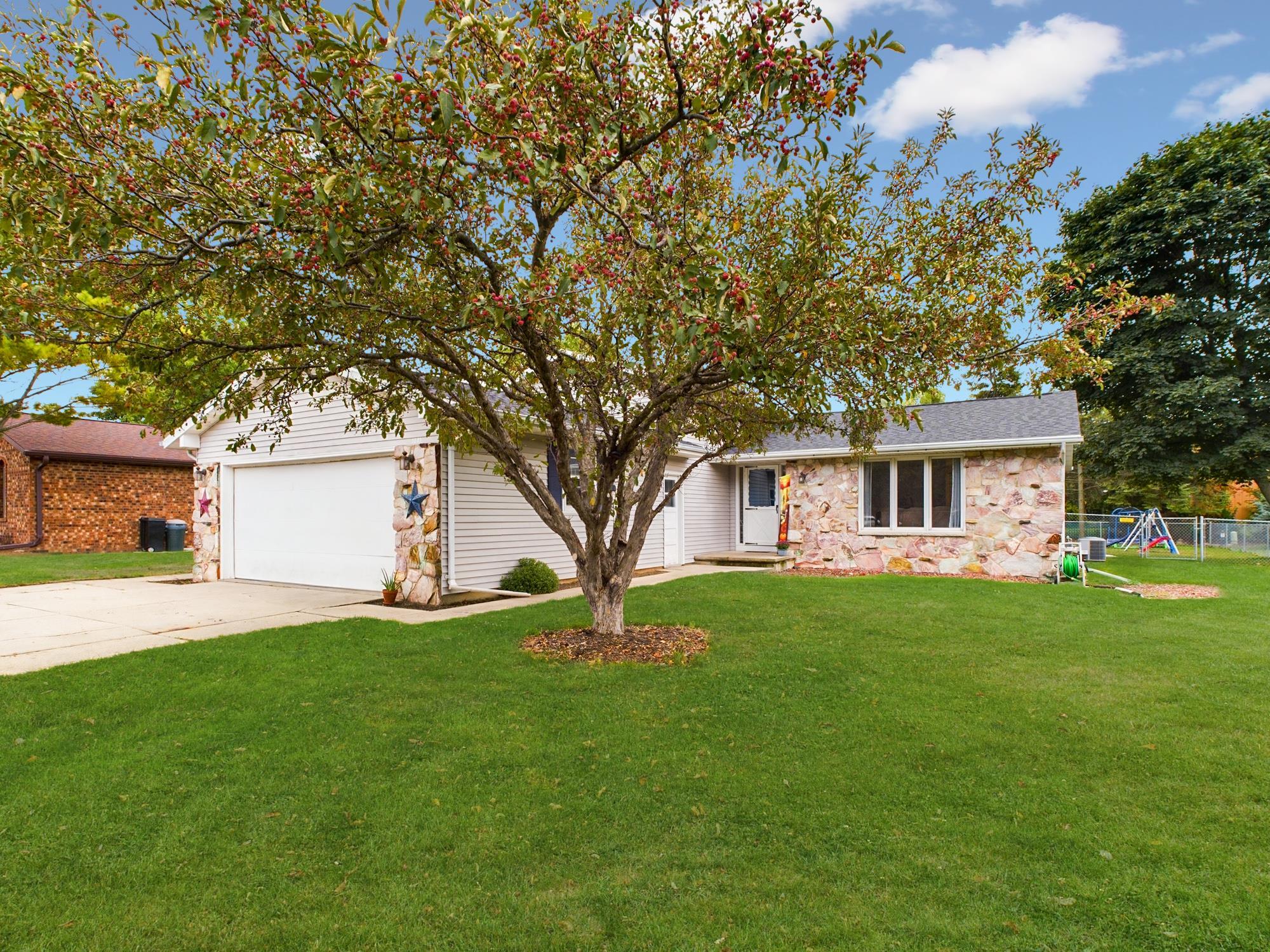 1681 OAKVIEW Drive