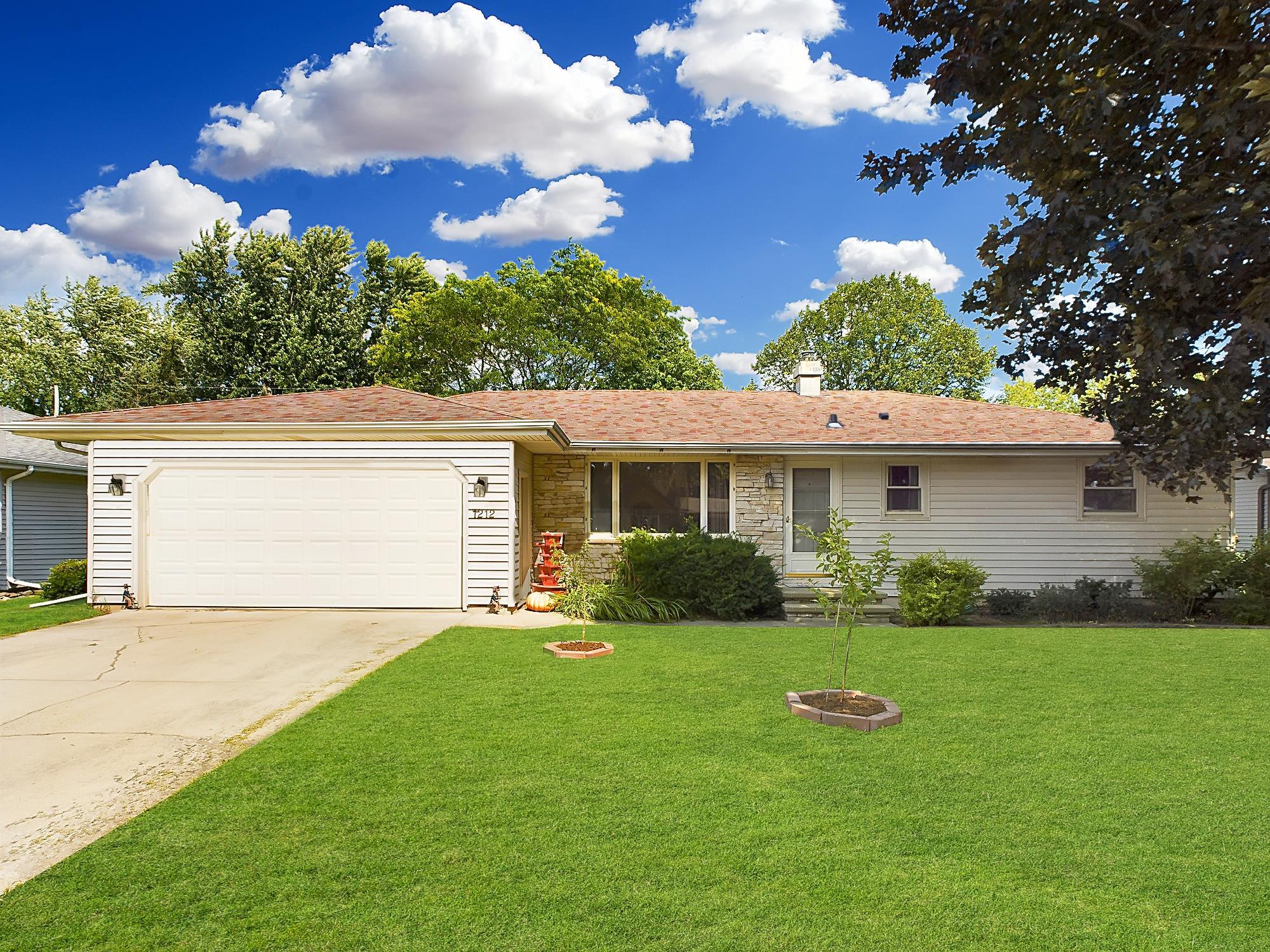 1212 GREEN ACRES Lane