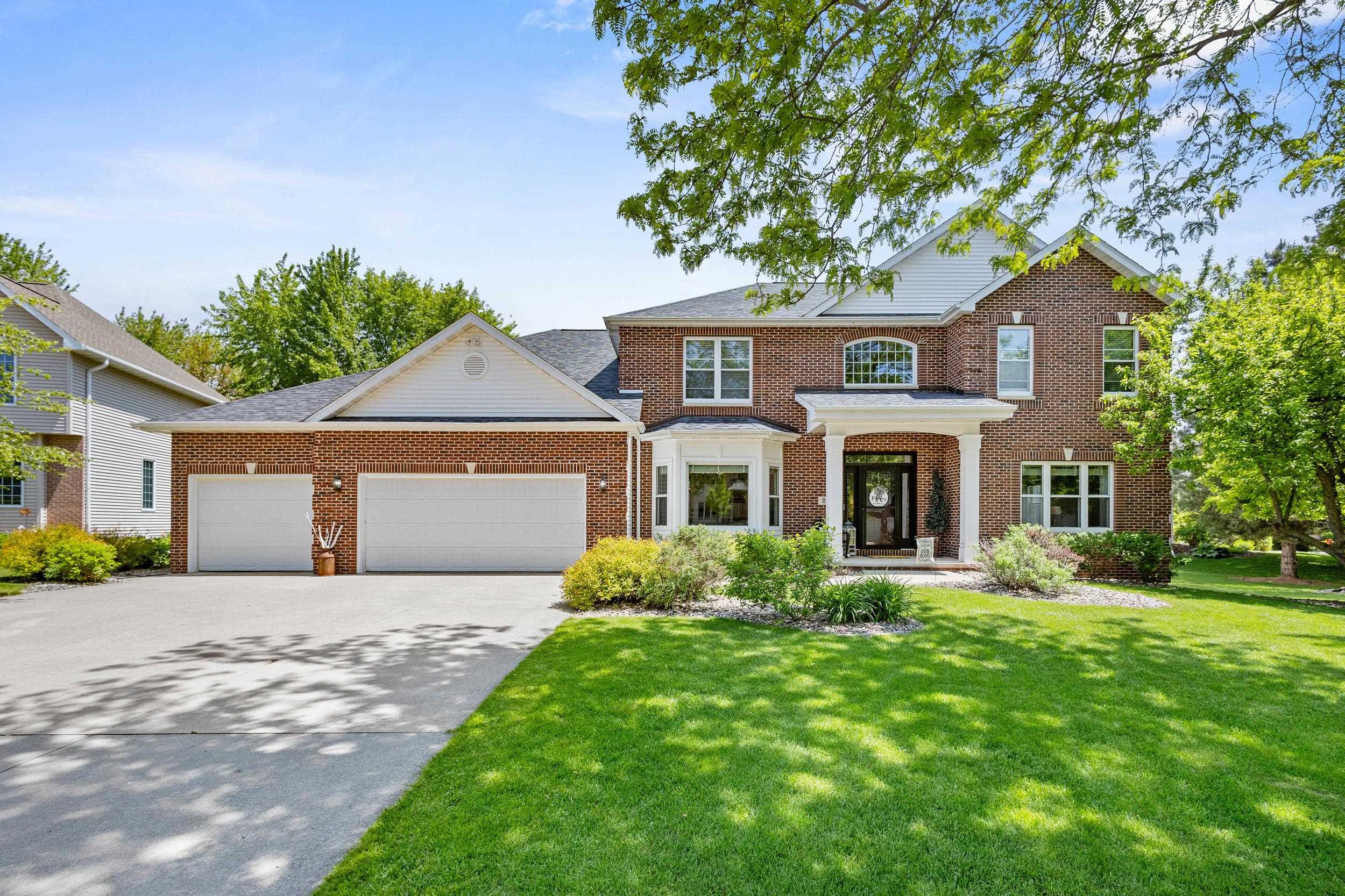 212 E CASTLEBURY Lane