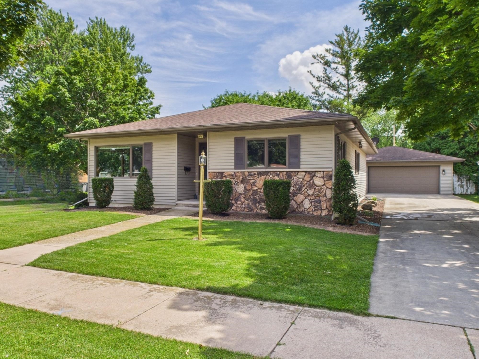 1015 VAN BUREN Avenue
