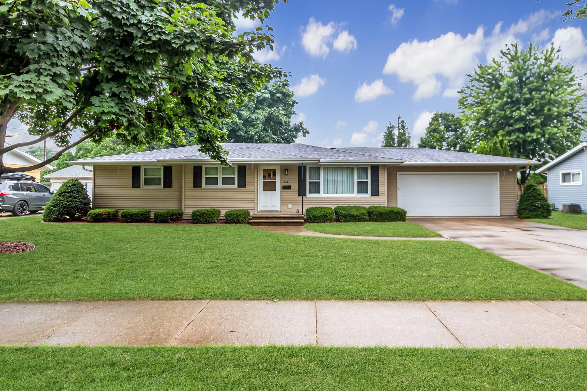 1227 MAPLE Street