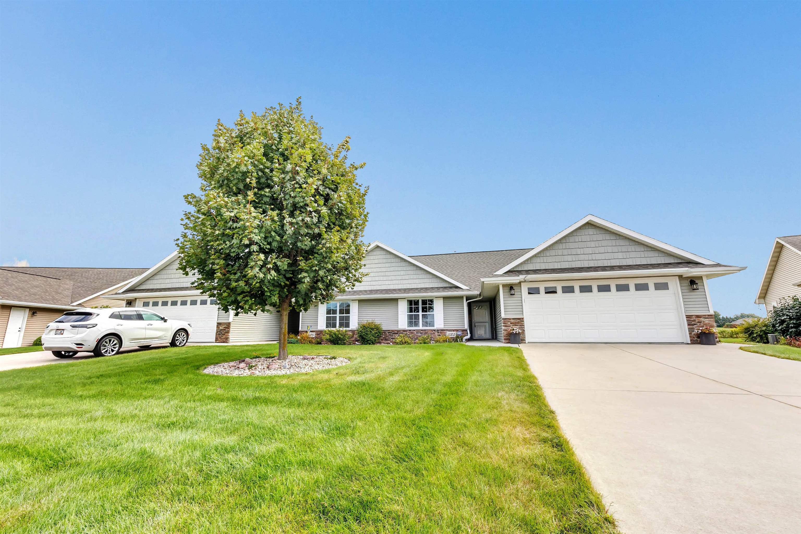 1123 SPRING LAKE Drive