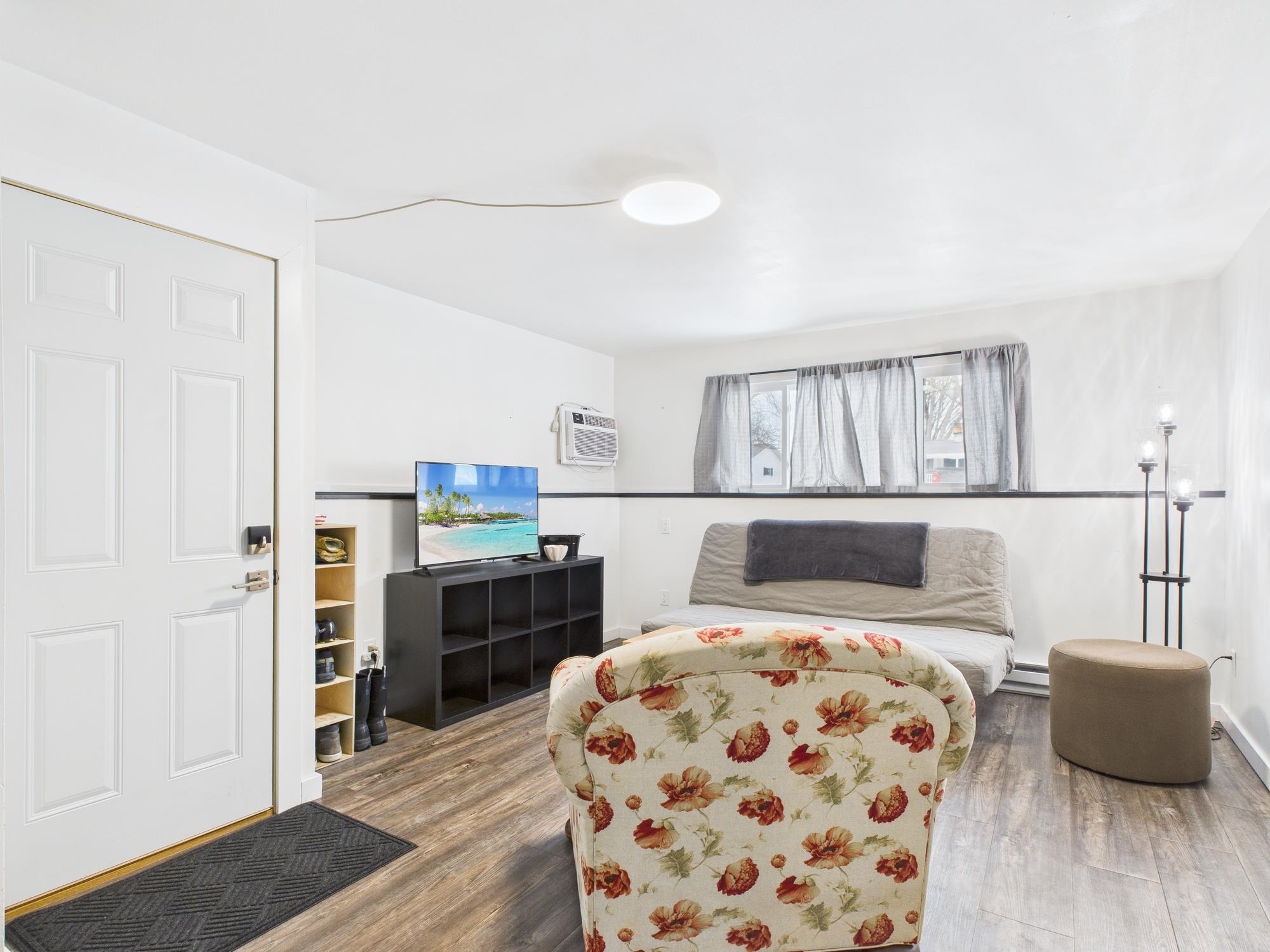 807 W GRUENWALD Avenue