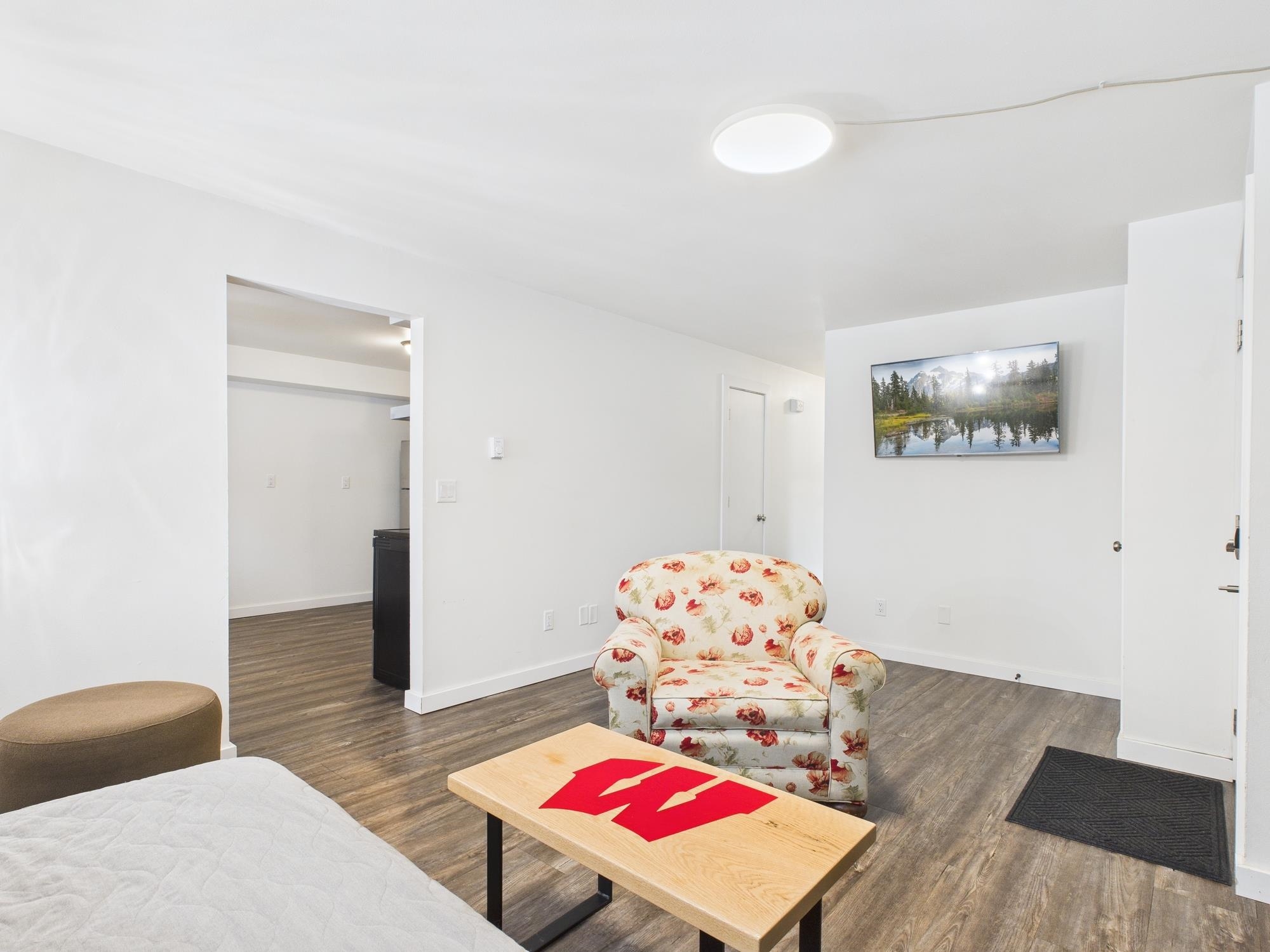 807 W GRUENWALD Avenue