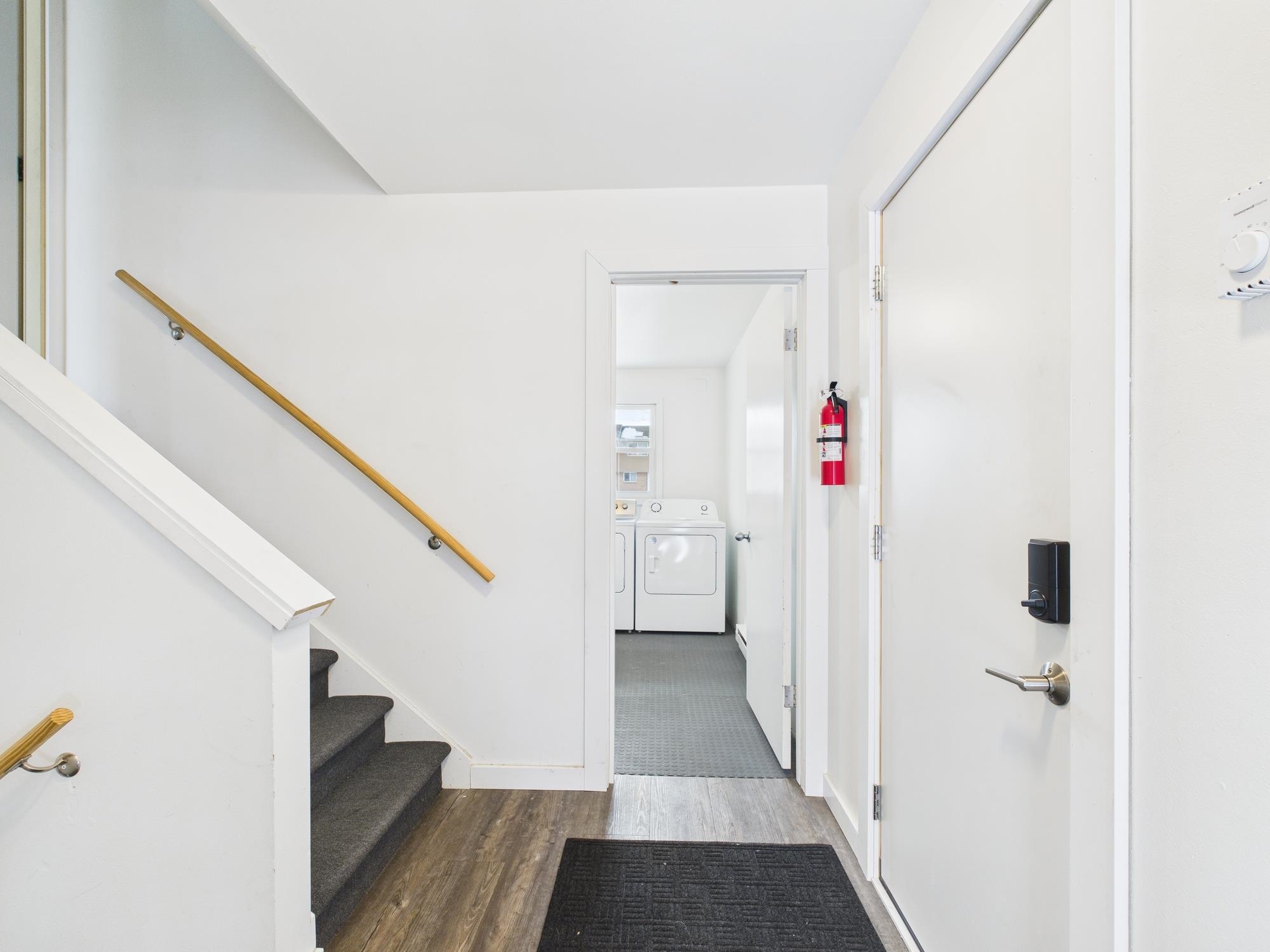 807 W GRUENWALD Avenue