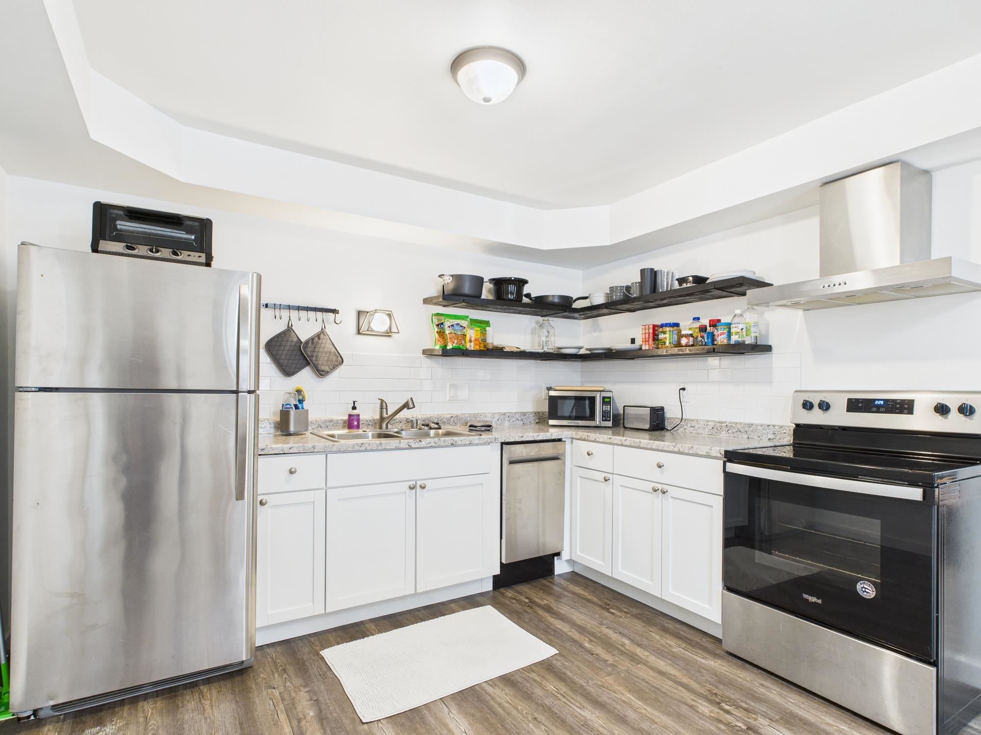 807 W GRUENWALD Avenue