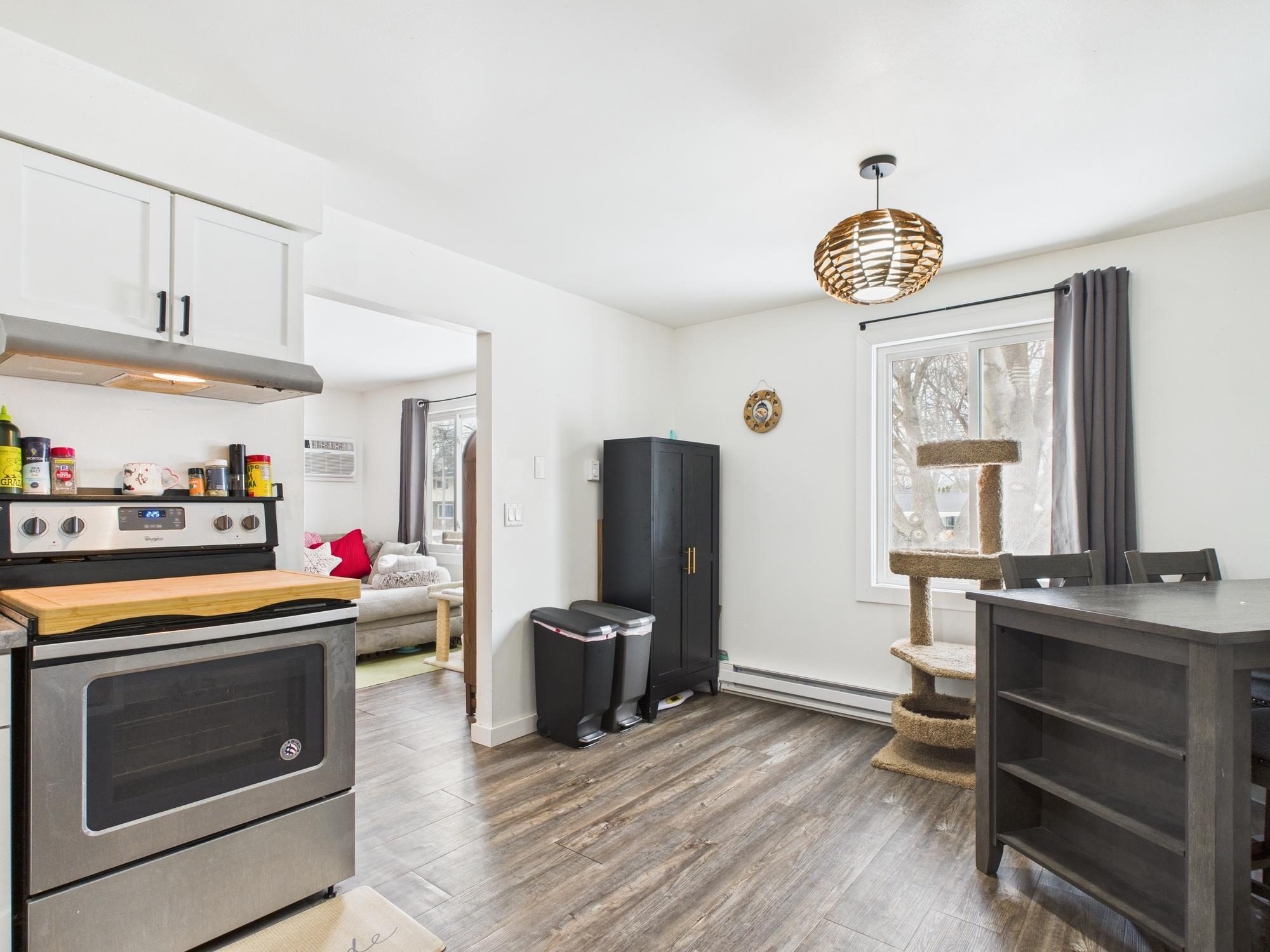 807 W GRUENWALD Avenue