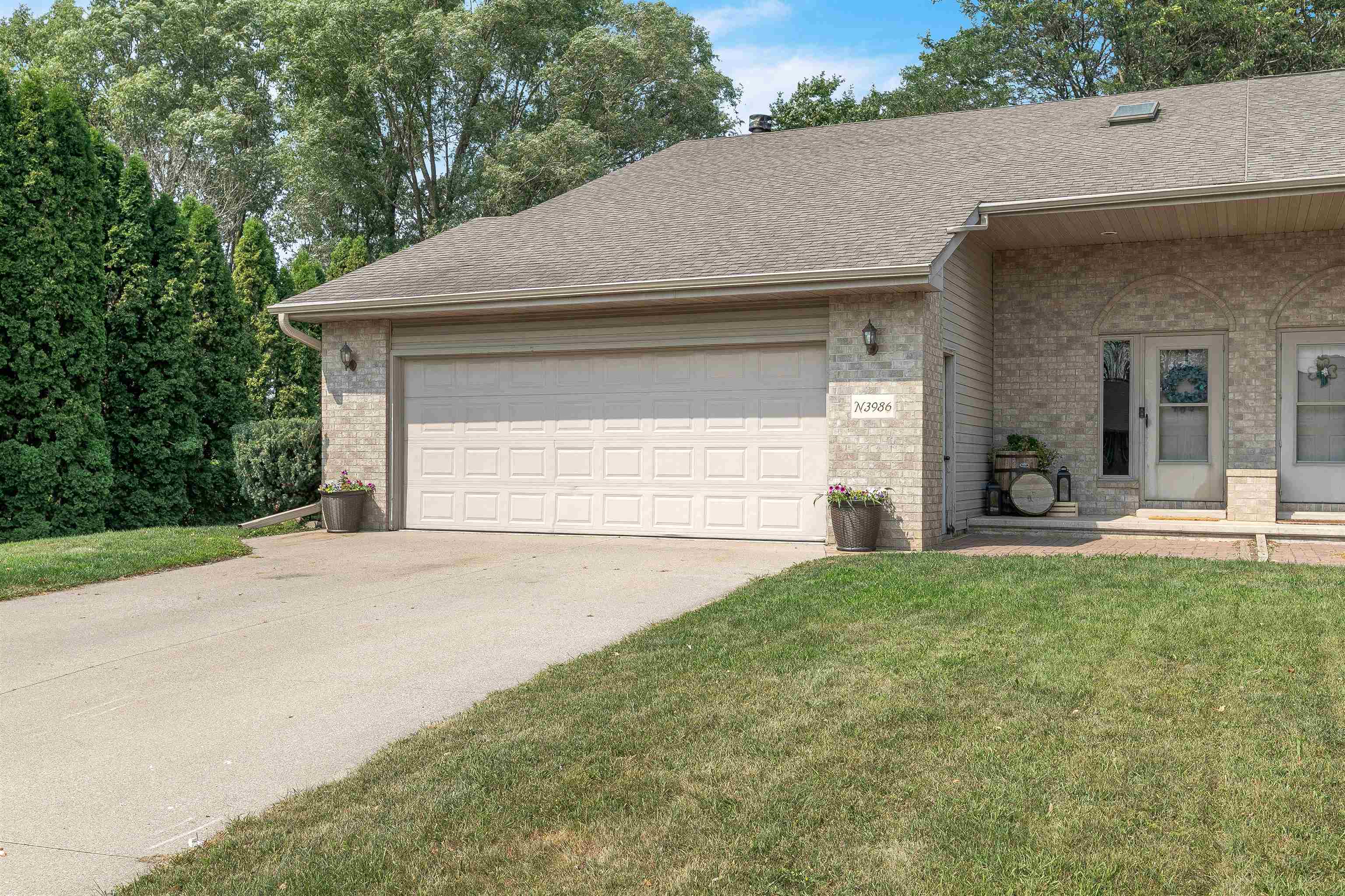 N3986 SHAMROCK Circle