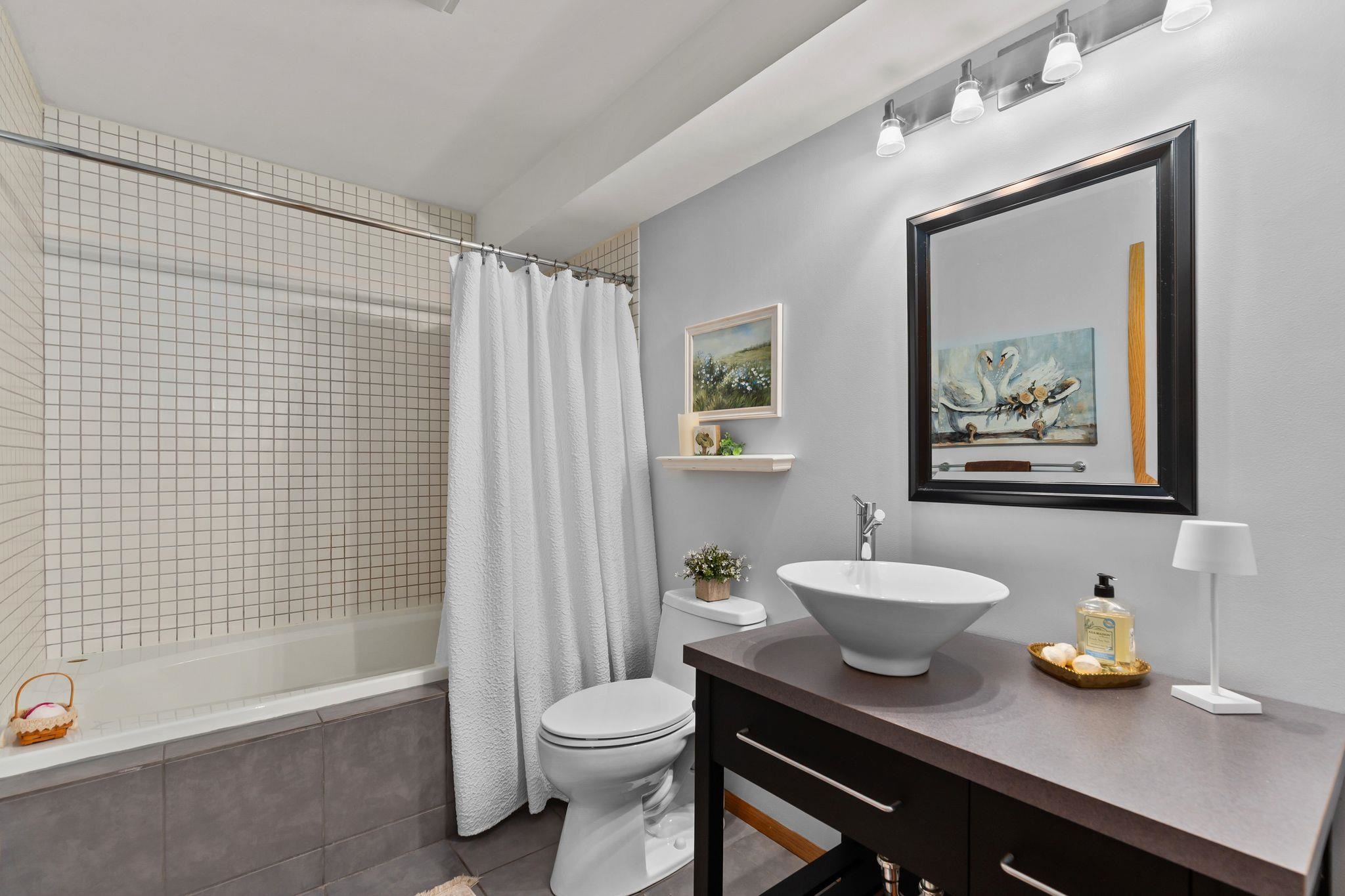 905 E WINDFIELD Place Unit: C